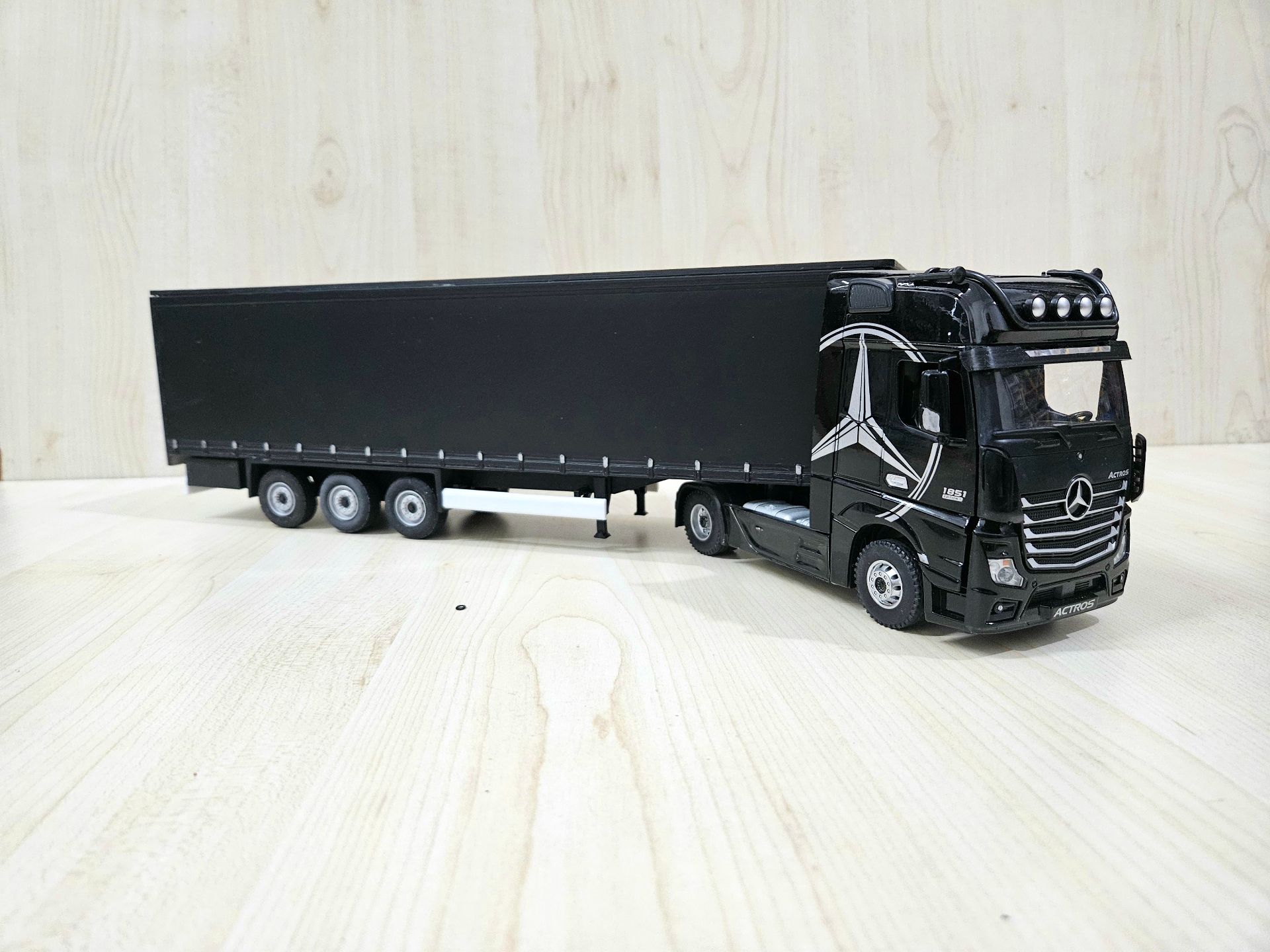 1/36 SİYAH MERCEDES ACTROS 1851 TENTE DORSELİ TIR MAKETİ