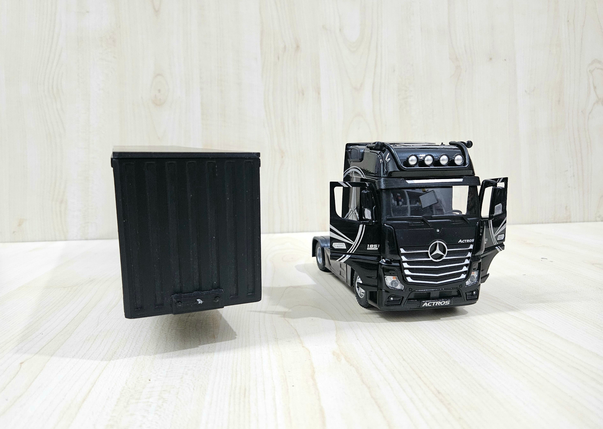 1/36 SİYAH MERCEDES ACTROS 1851 TENTE DORSELİ TIR MAKETİ