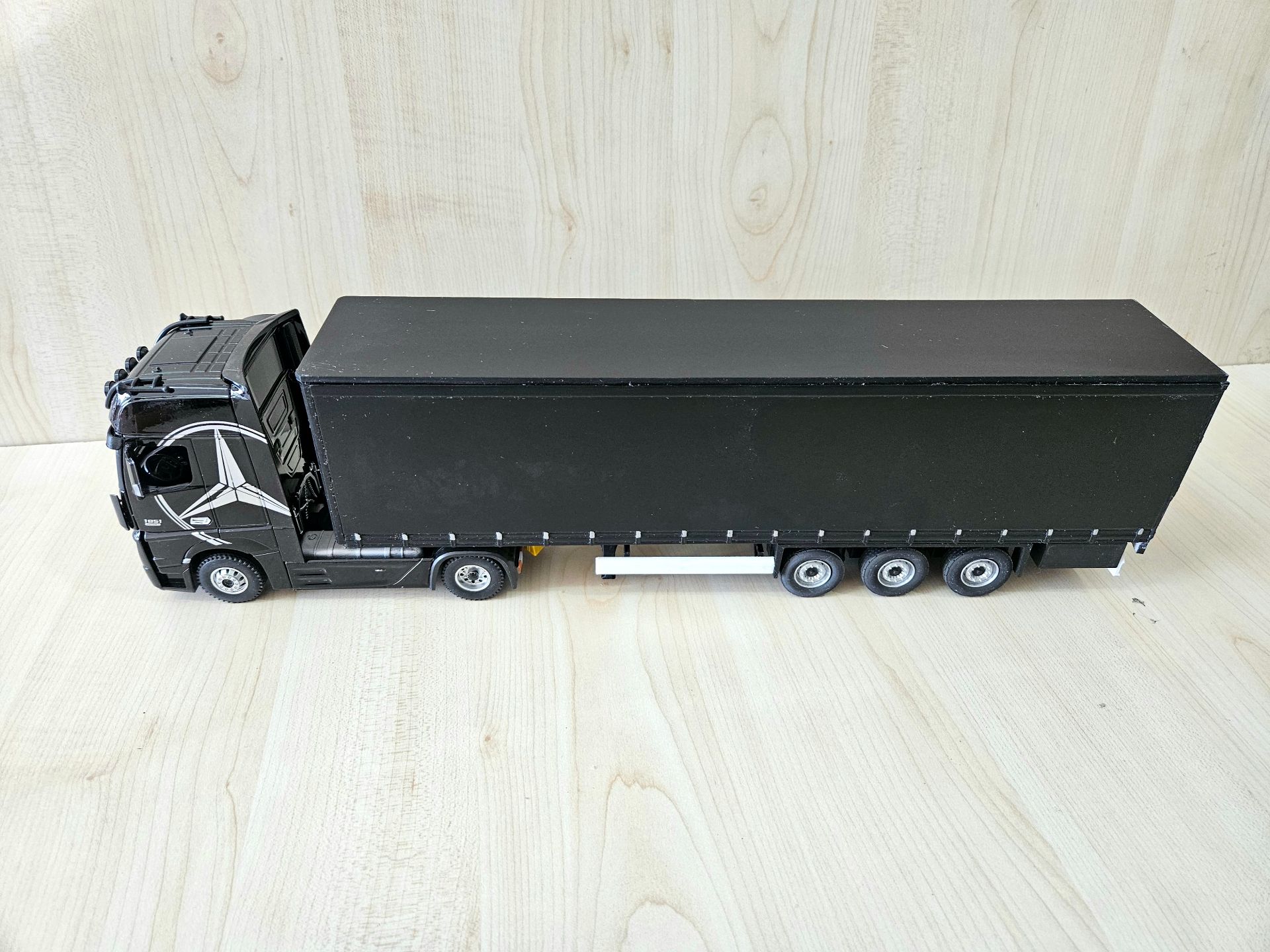1/36 SİYAH MERCEDES ACTROS 1851 TENTE DORSELİ TIR MAKETİ