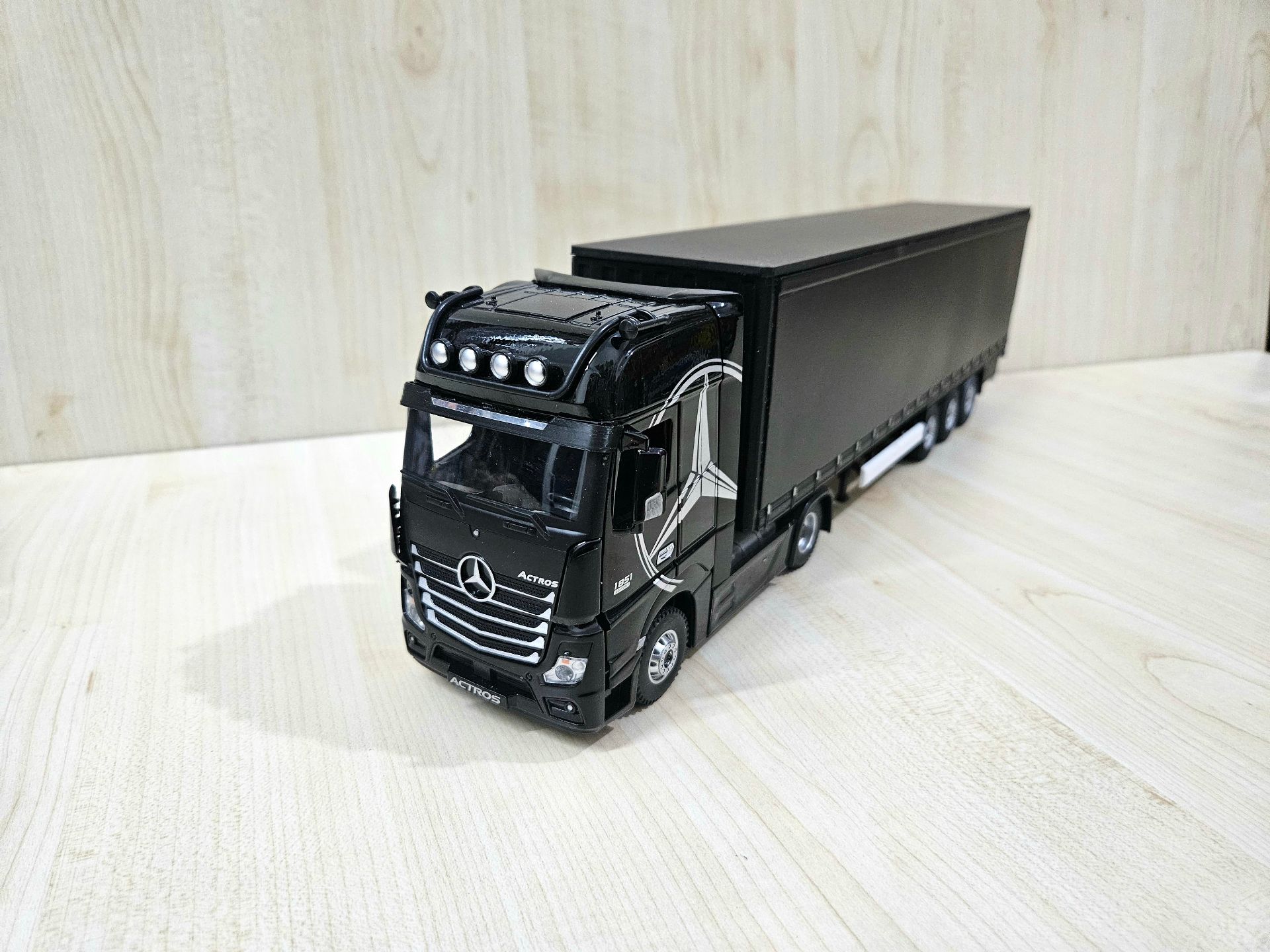 1/36 SİYAH MERCEDES ACTROS 1851 TENTE DORSELİ TIR MAKETİ
