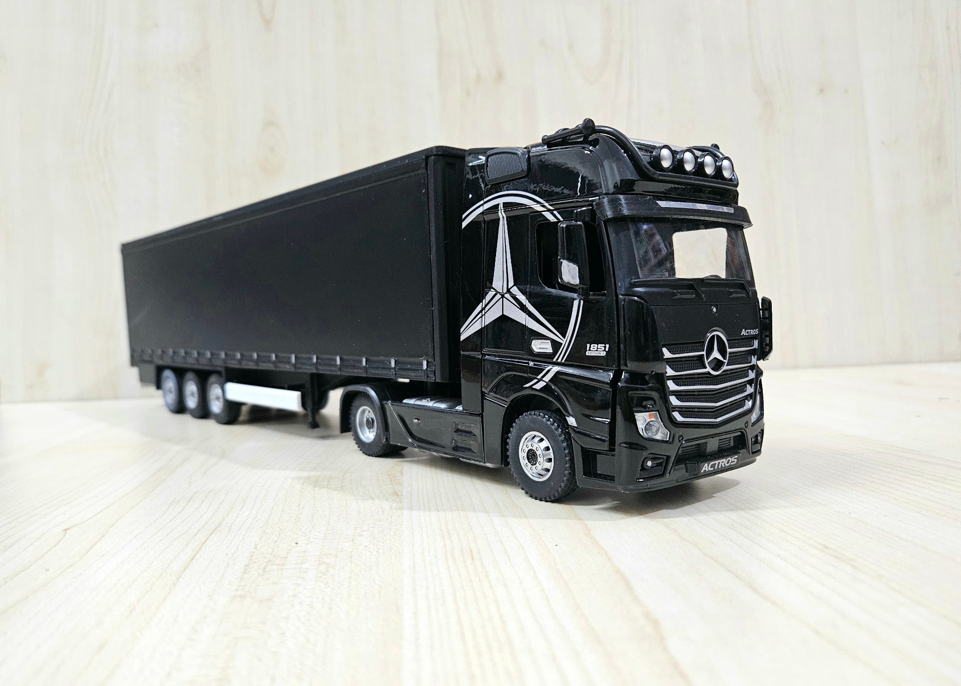 1/36 SİYAH MERCEDES ACTROS 1851 TENTE DORSELİ TIR MAKETİ