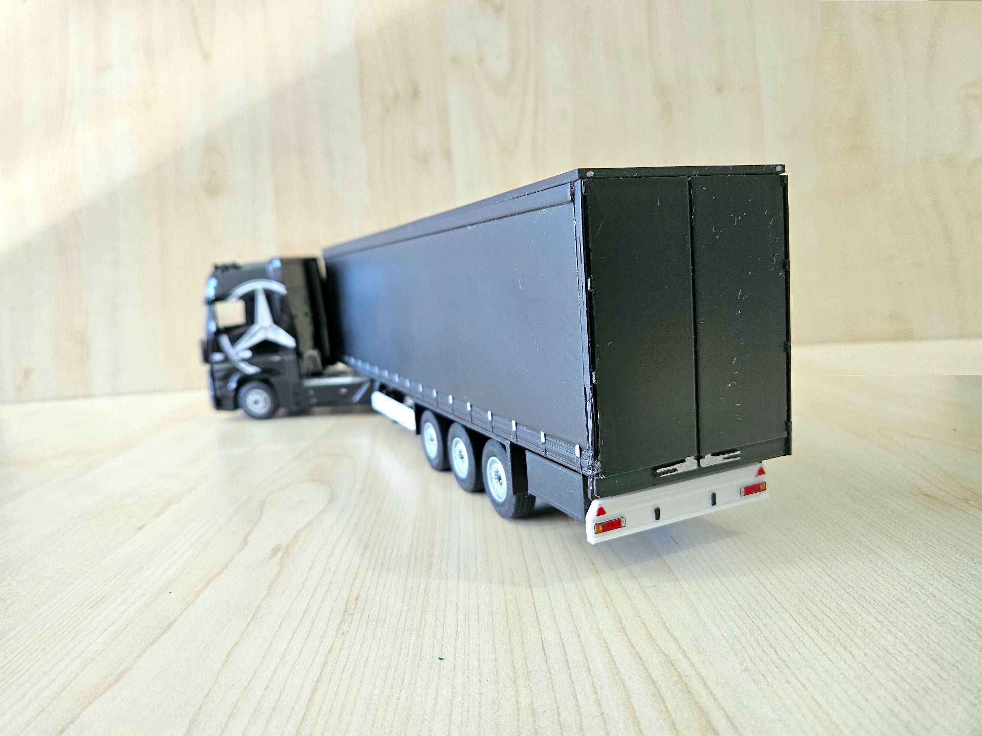 1/36 SİYAH MERCEDES ACTROS 1851 TENTE DORSELİ TIR MAKETİ