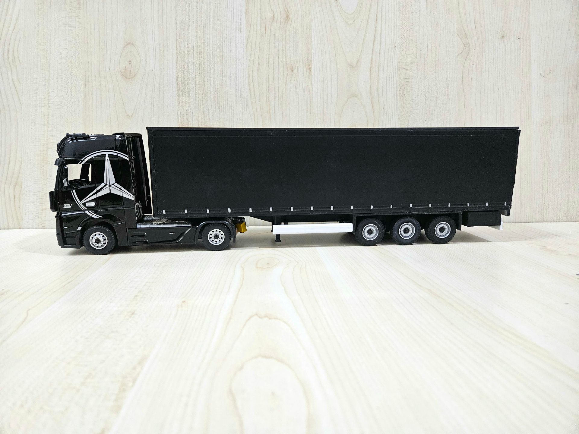 1/36 SİYAH MERCEDES ACTROS 1851 TENTE DORSELİ TIR MAKETİ