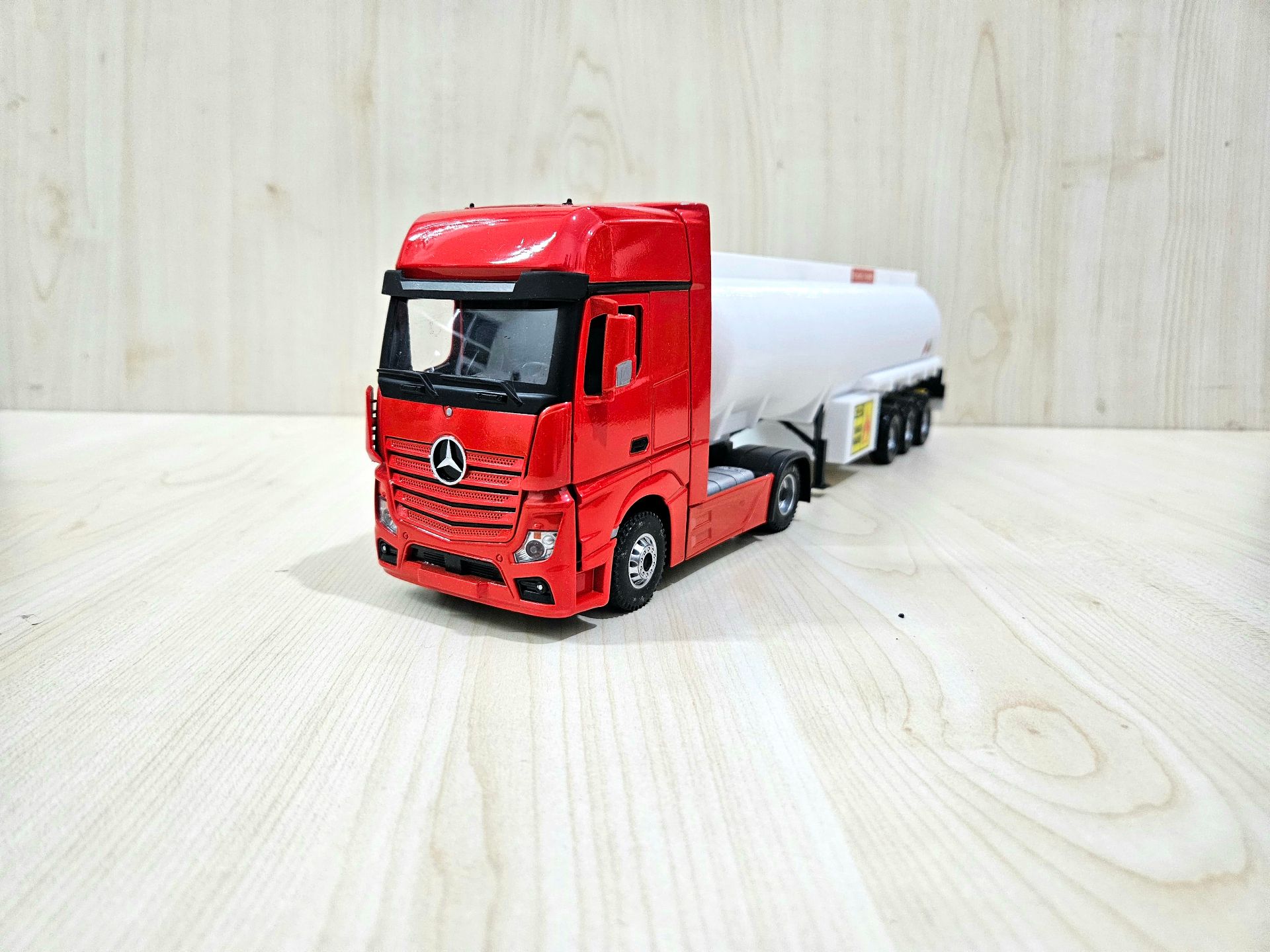 1/36 KIRMIZI MERCEDES ACTROS 1851 TANKER DORSELİ TIR MAKETİ