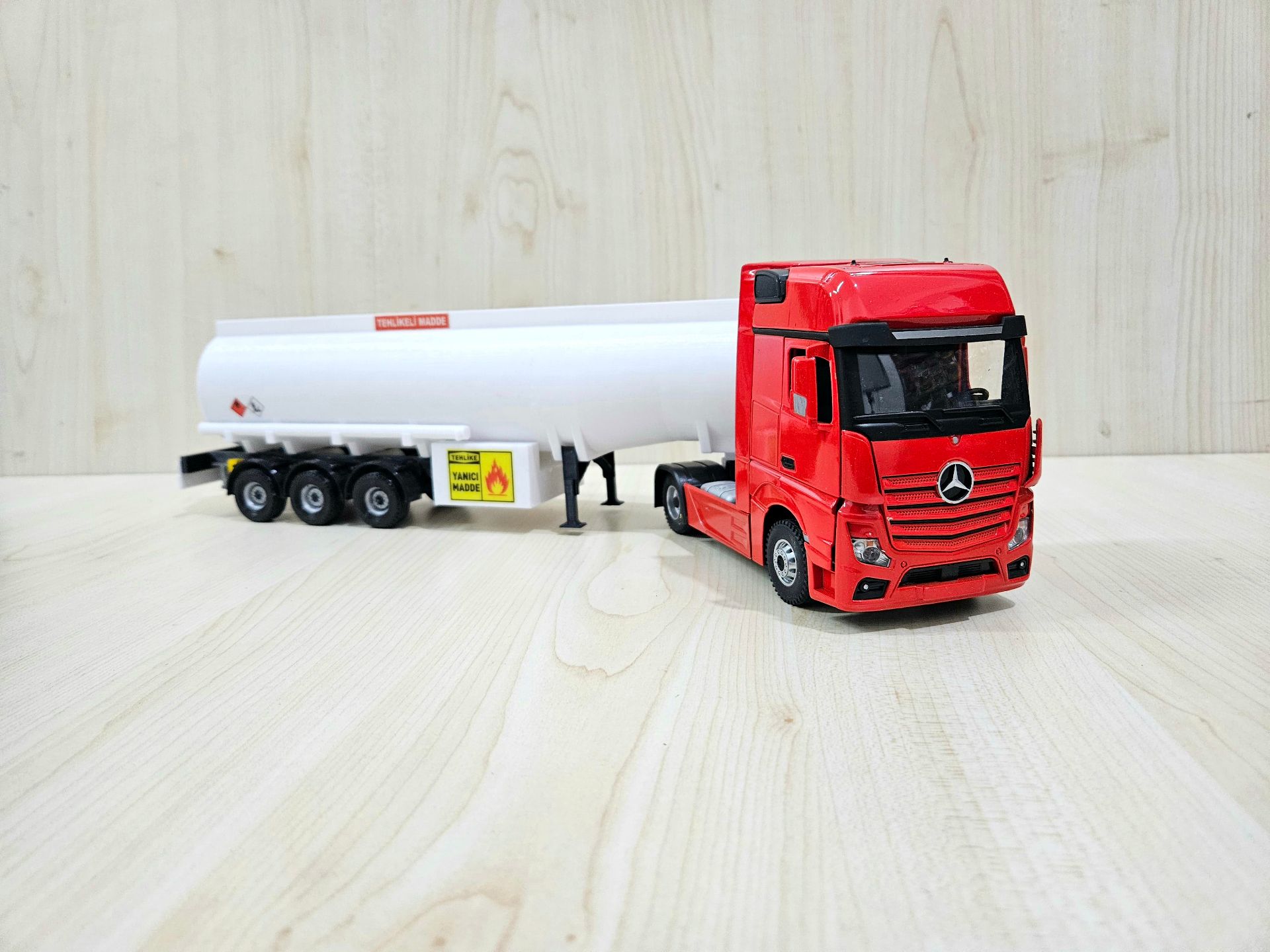 1/36 KIRMIZI MERCEDES ACTROS 1851 TANKER DORSELİ TIR MAKETİ
