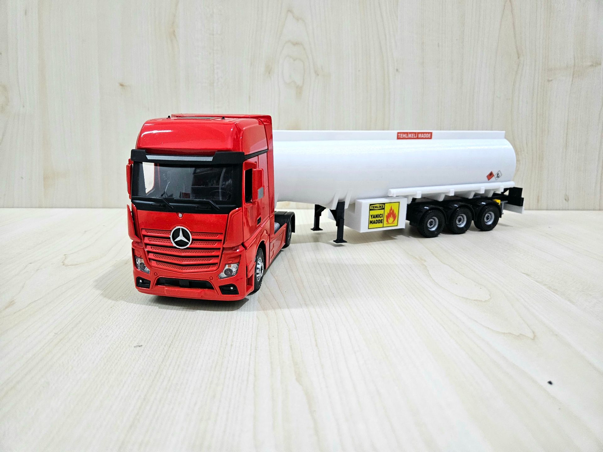 1/36 KIRMIZI MERCEDES ACTROS 1851 TANKER DORSELİ TIR MAKETİ