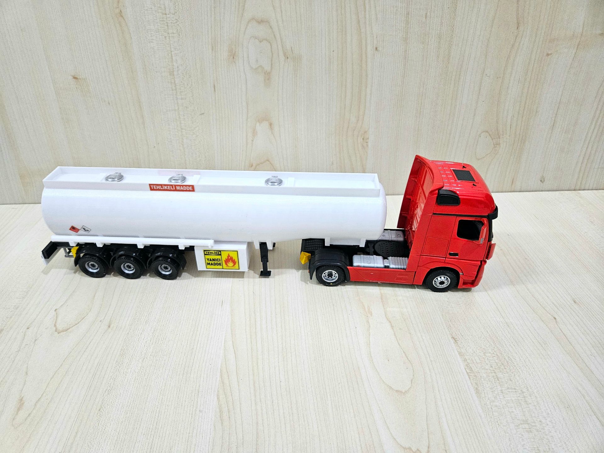 1/36 KIRMIZI MERCEDES ACTROS 1851 TANKER DORSELİ TIR MAKETİ