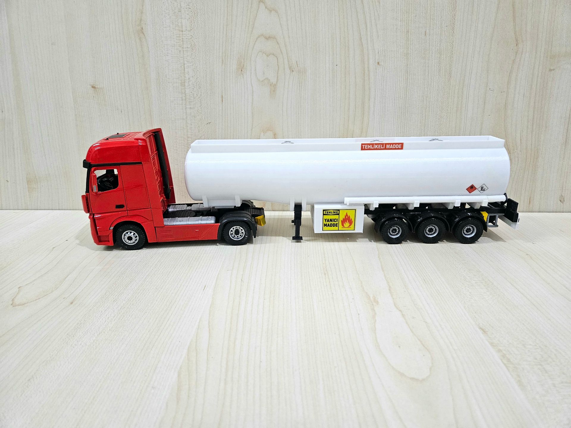 1/36 KIRMIZI MERCEDES ACTROS 1851 TANKER DORSELİ TIR MAKETİ