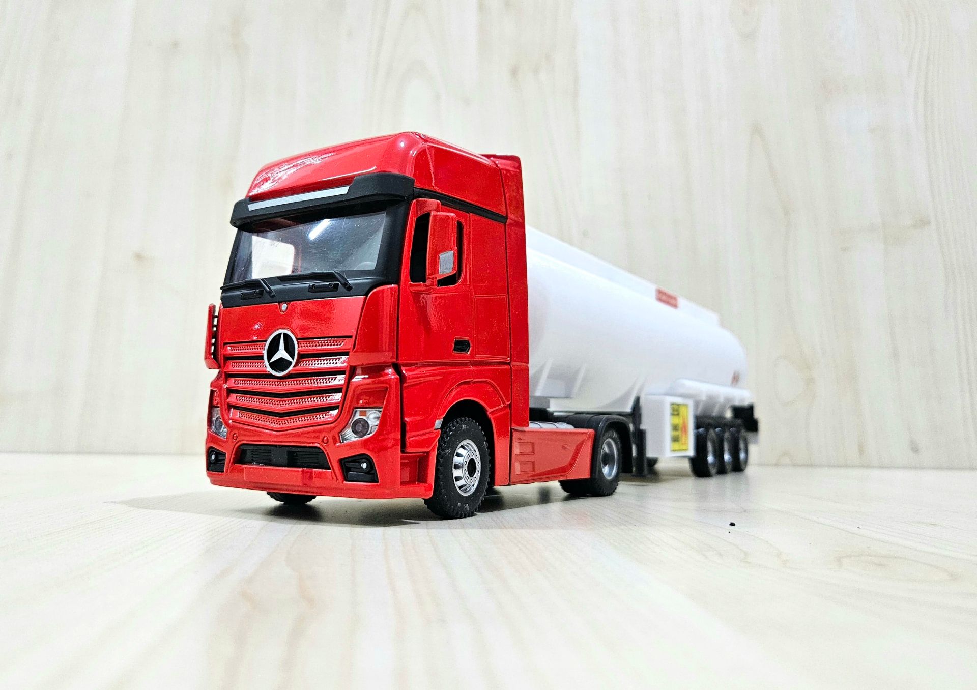1/36 KIRMIZI MERCEDES ACTROS 1851 TANKER DORSELİ TIR MAKETİ