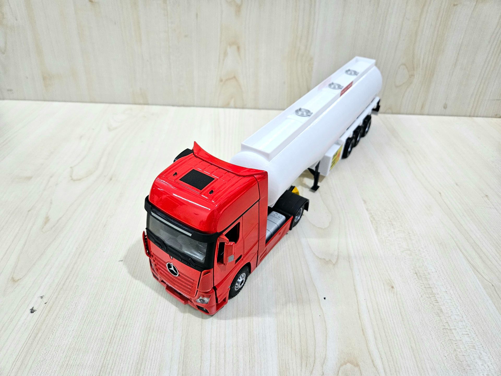 1/36 KIRMIZI MERCEDES ACTROS 1851 TANKER DORSELİ TIR MAKETİ