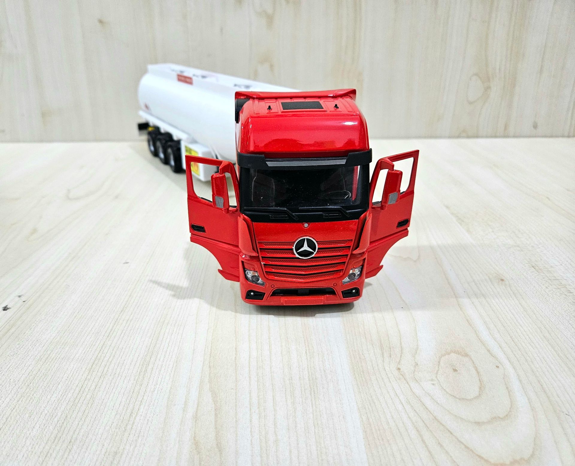 1/36 KIRMIZI MERCEDES ACTROS 1851 TANKER DORSELİ TIR MAKETİ
