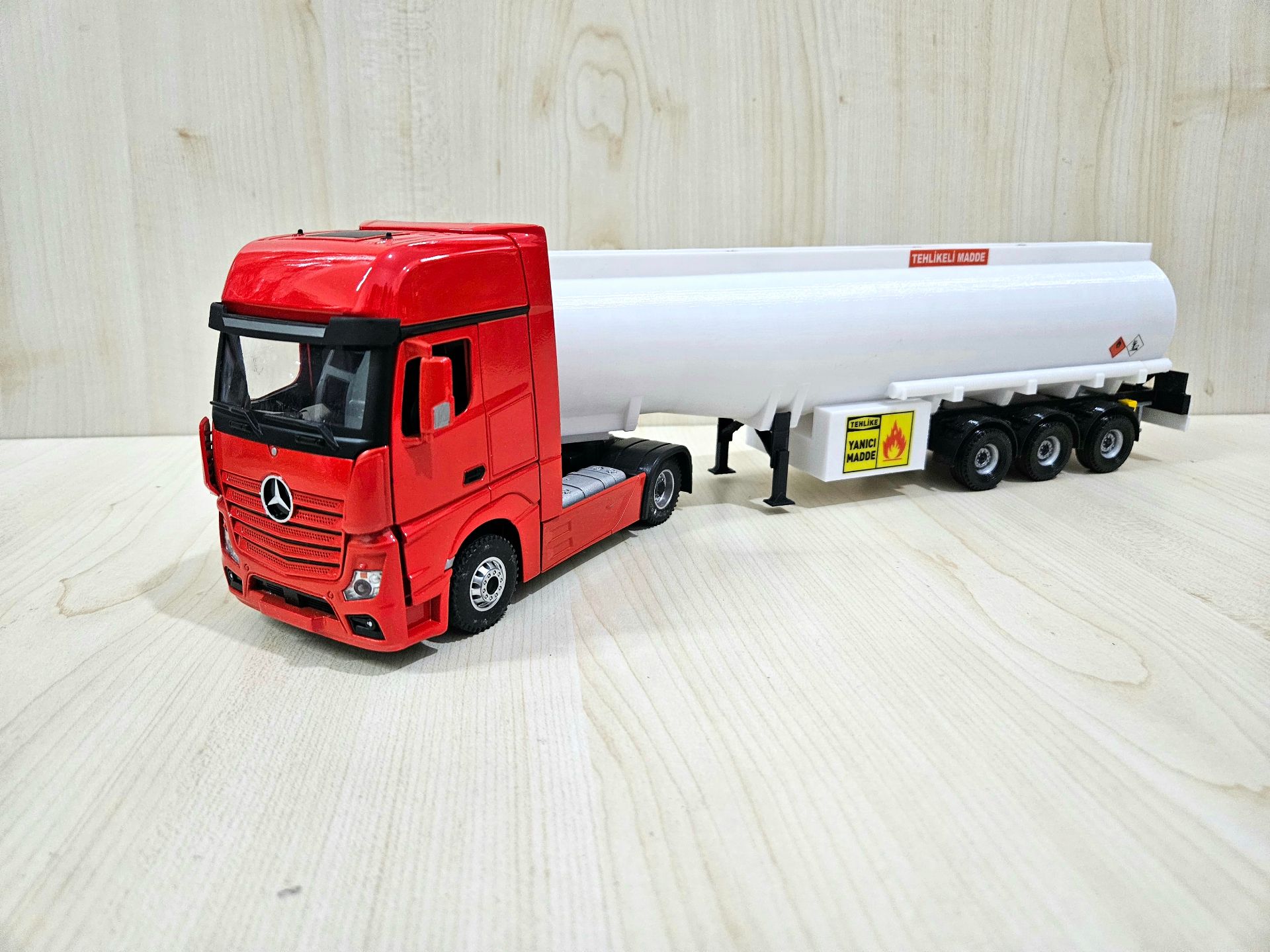 1/36 KIRMIZI MERCEDES ACTROS 1851 TANKER DORSELİ TIR MAKETİ
