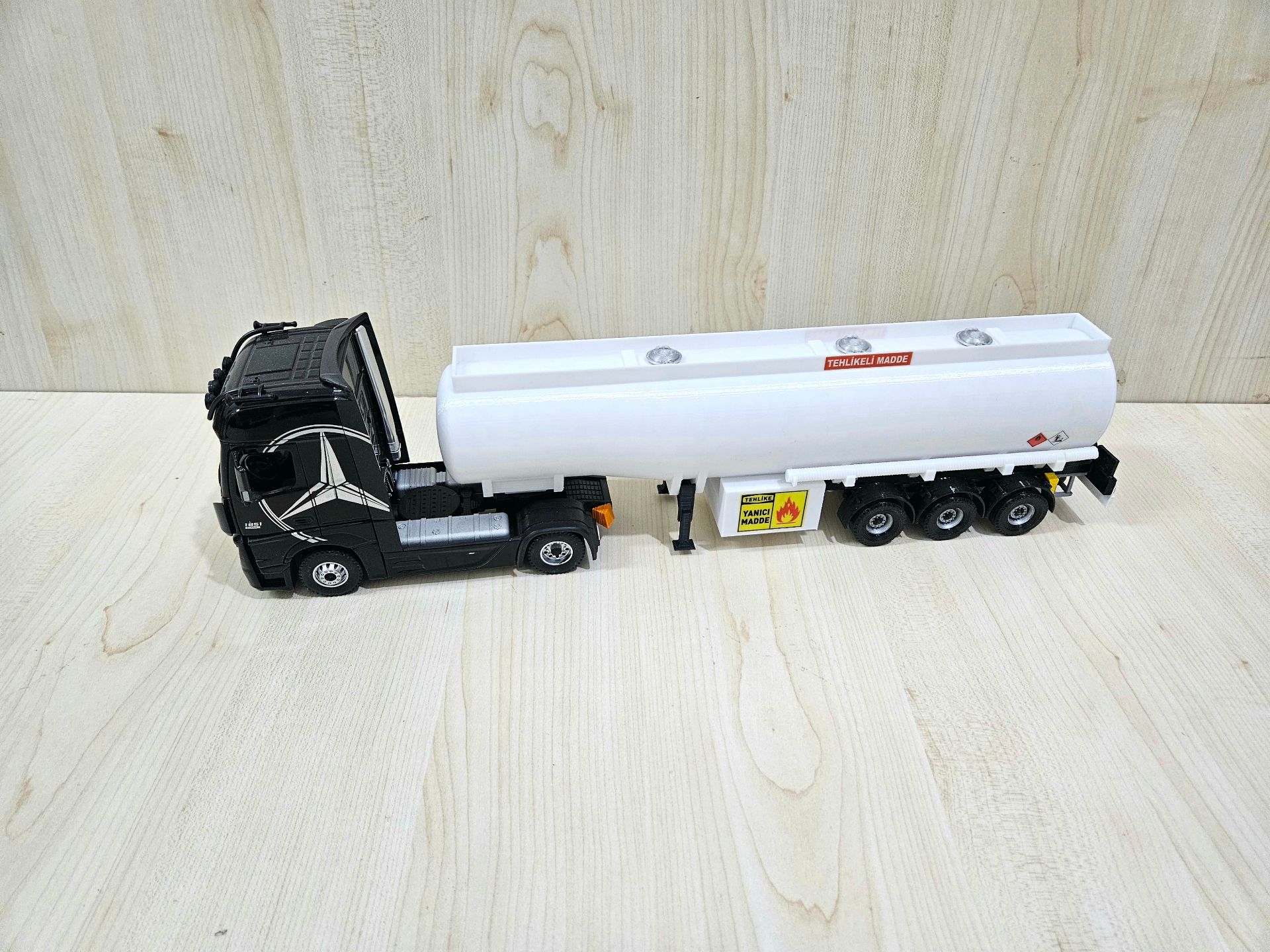 1/36 SİYAH MERCEDES ACTROS 1851 TANKER DORSELİ TIR MAKETİ