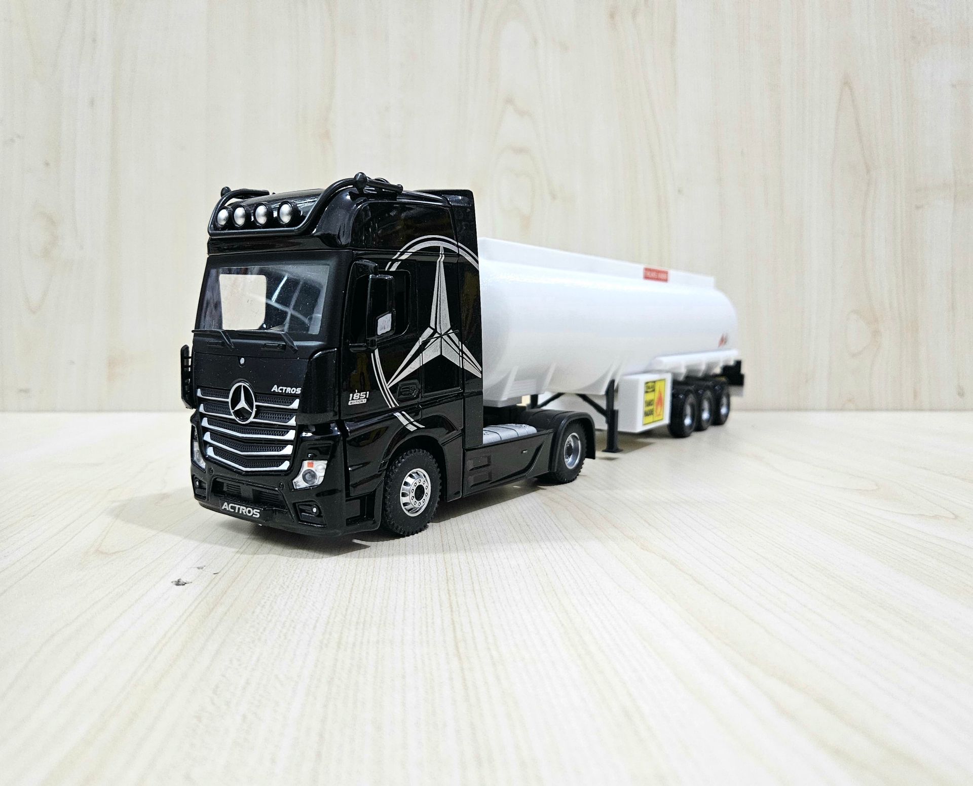 1/36 SİYAH MERCEDES ACTROS 1851 TANKER DORSELİ TIR MAKETİ