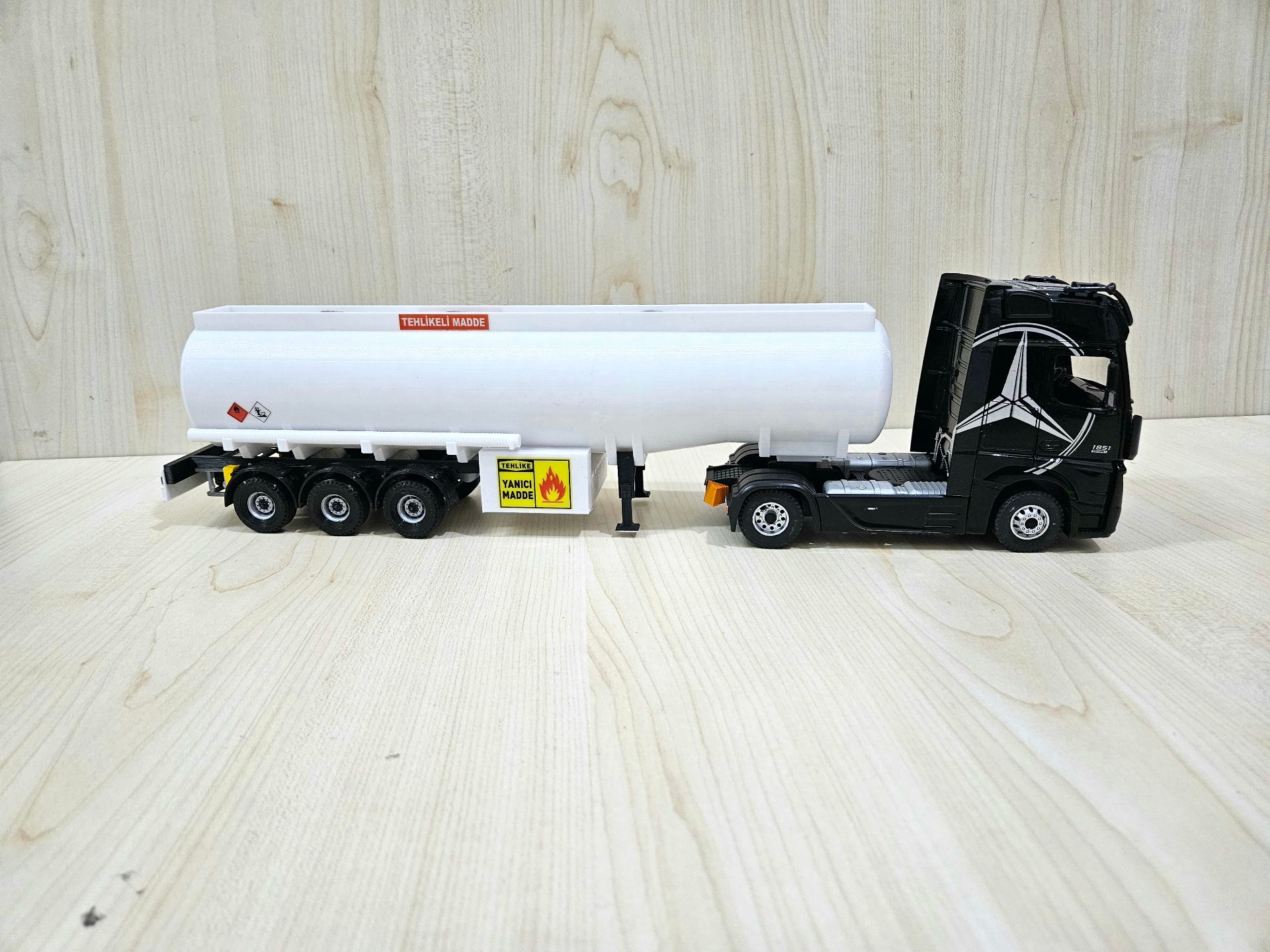 1/36 SİYAH MERCEDES ACTROS 1851 TANKER DORSELİ TIR MAKETİ