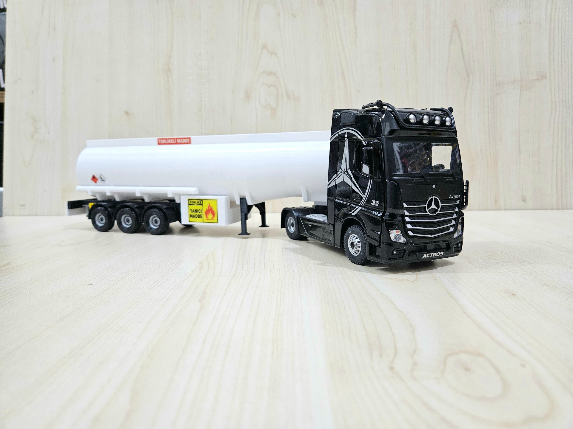 1/36 SİYAH MERCEDES ACTROS 1851 TANKER DORSELİ TIR MAKETİ
