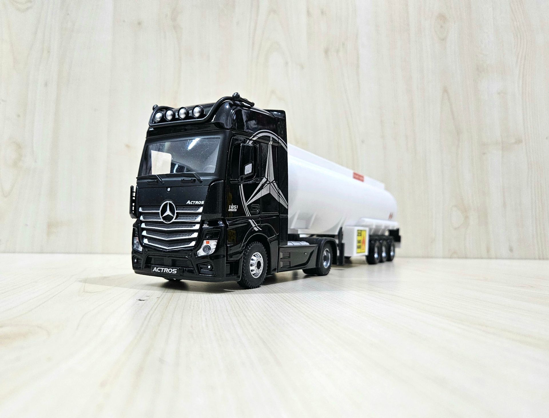 1/36 SİYAH MERCEDES ACTROS 1851 TANKER DORSELİ TIR MAKETİ