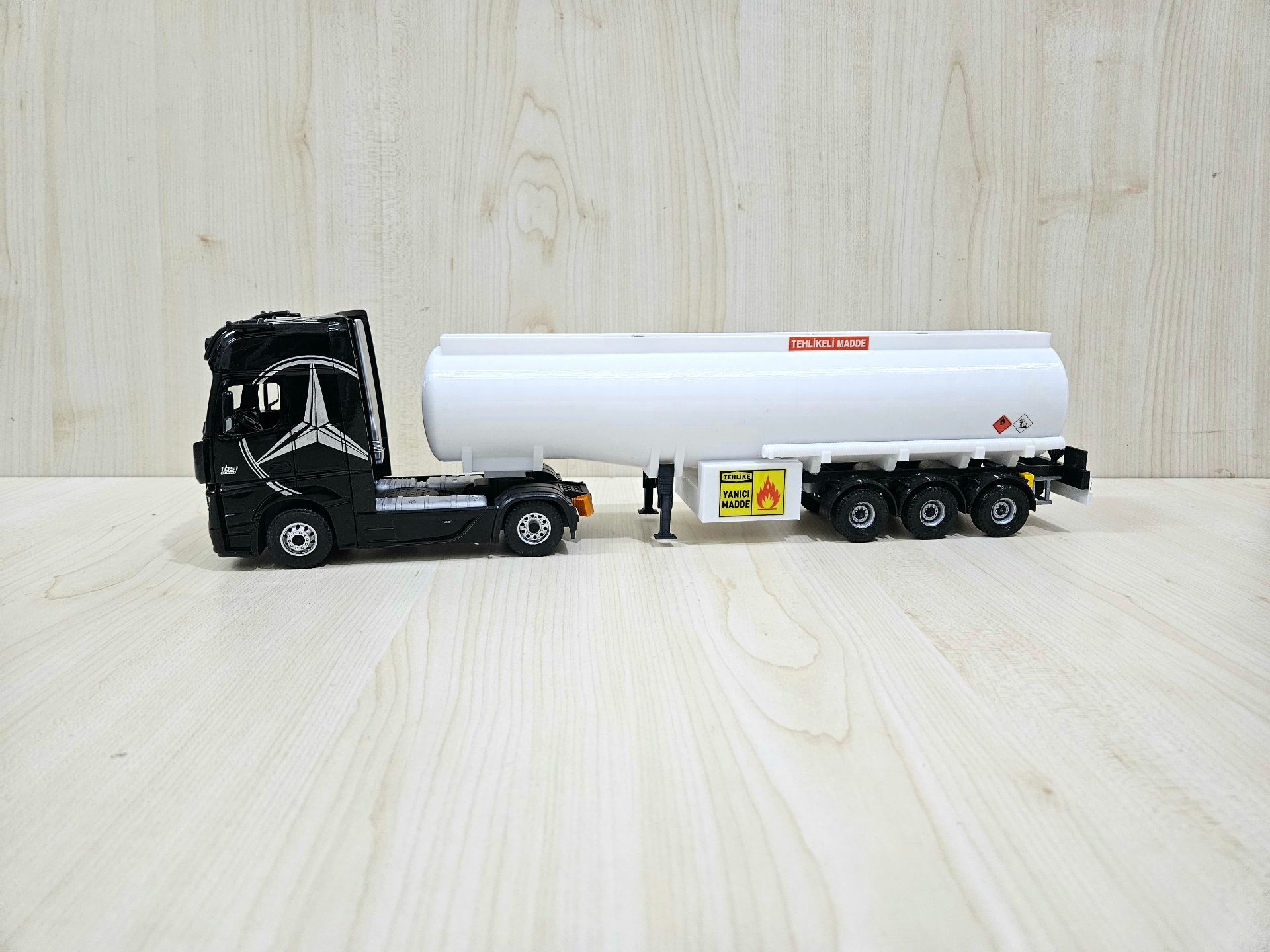 1/36 SİYAH MERCEDES ACTROS 1851 TANKER DORSELİ TIR MAKETİ