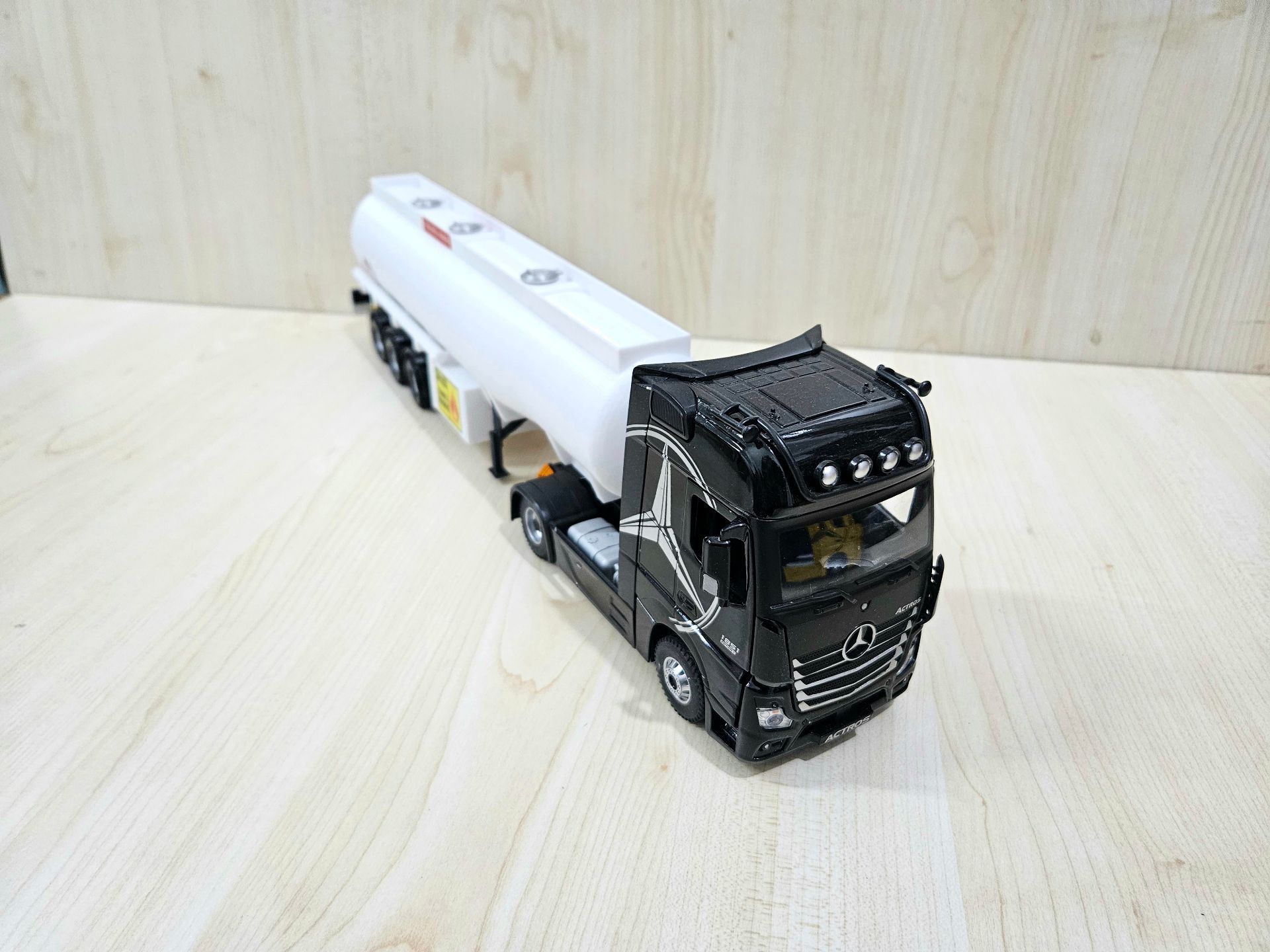 1/36 SİYAH MERCEDES ACTROS 1851 TANKER DORSELİ TIR MAKETİ