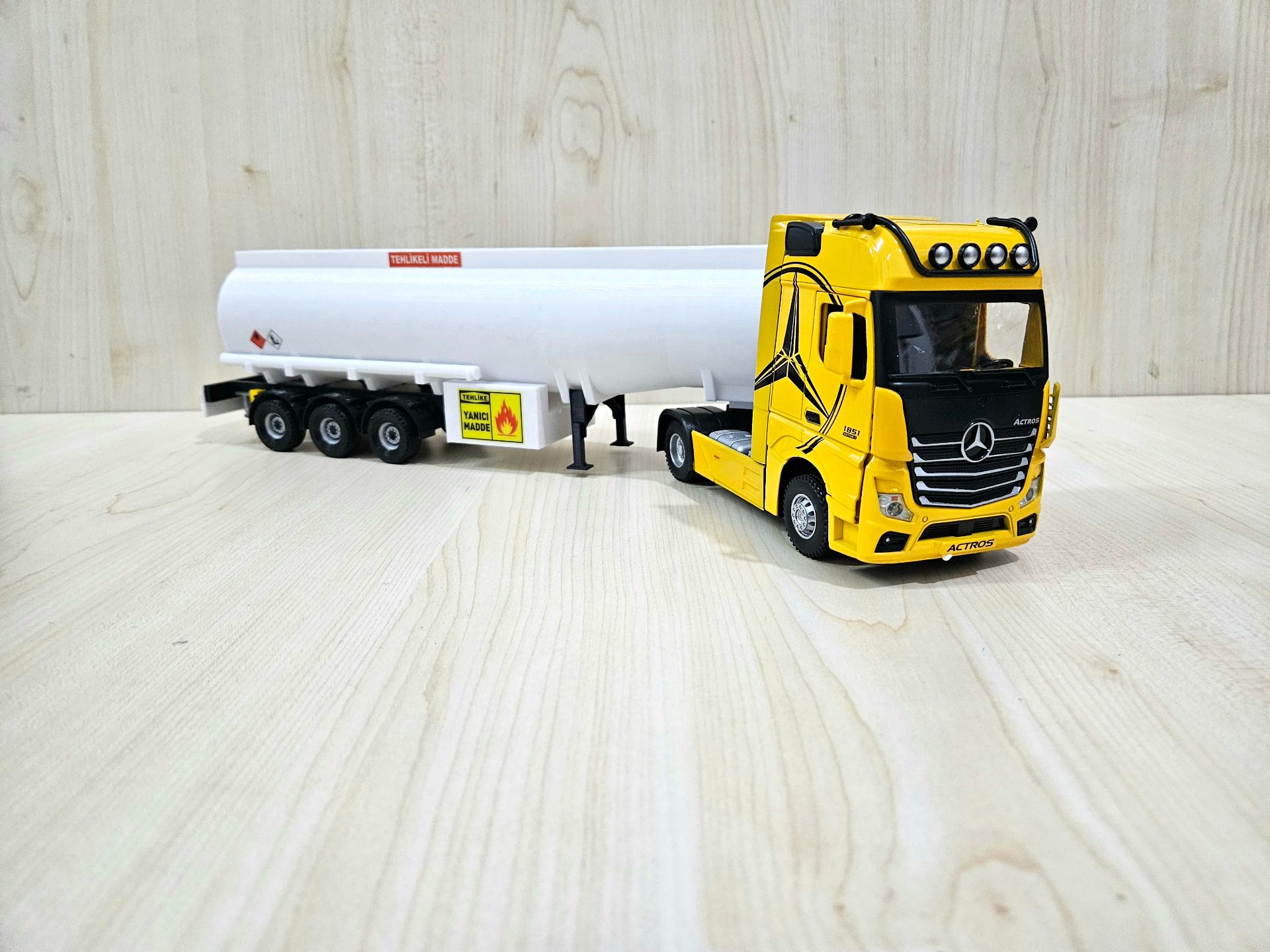 1/36 SARI MERCEDES ACTROS 1851 TANKER DORSELİ TIR MAKETİ