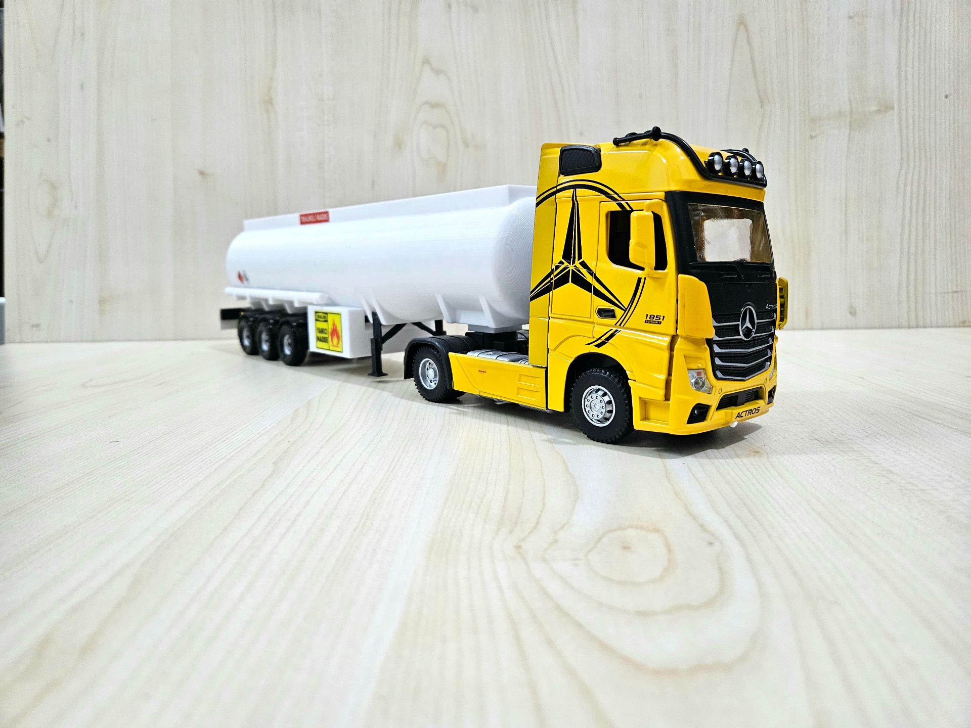 1/36 SARI MERCEDES ACTROS 1851 TANKER DORSELİ TIR MAKETİ