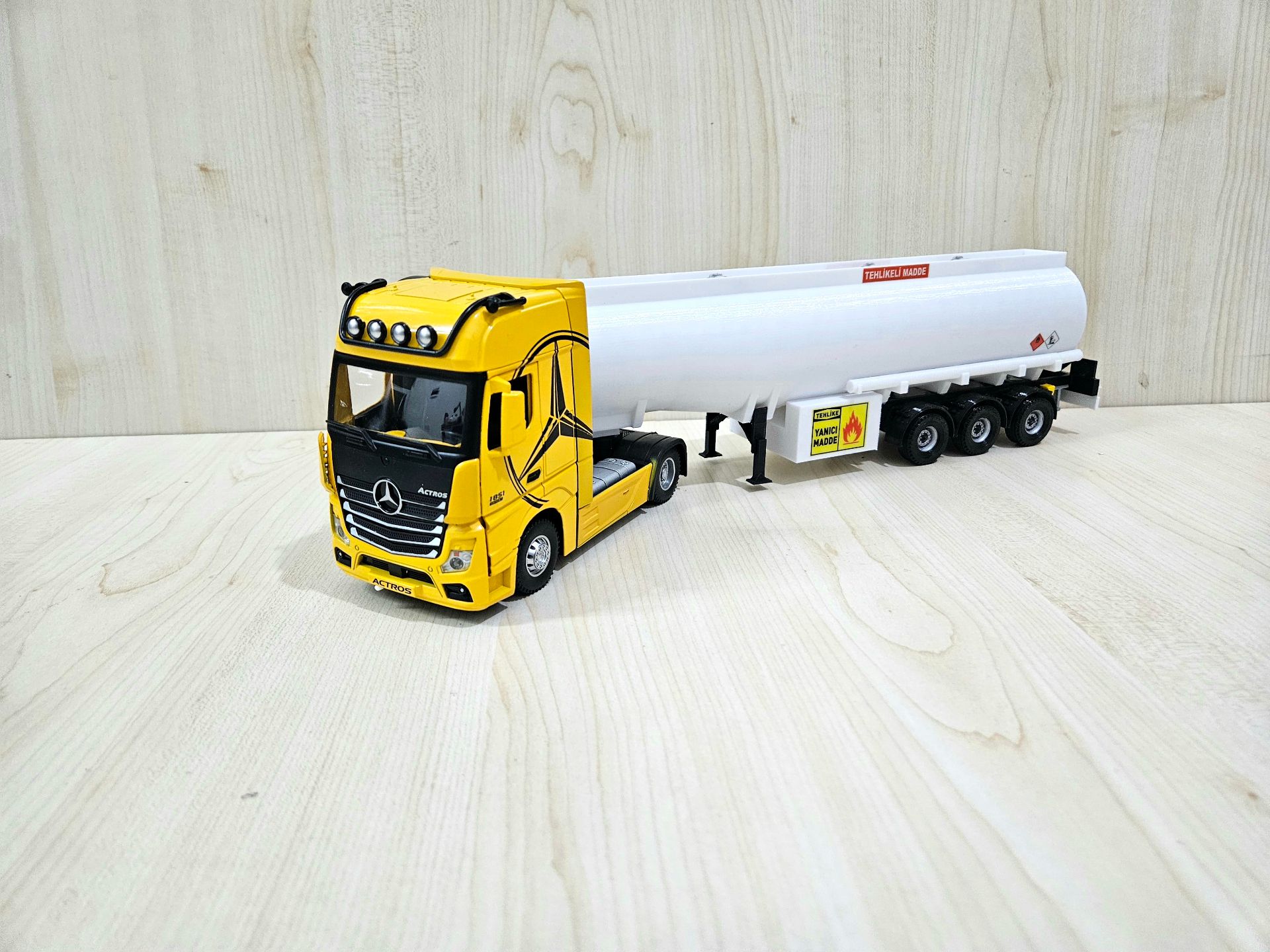1/36 SARI MERCEDES ACTROS 1851 TANKER DORSELİ TIR MAKETİ