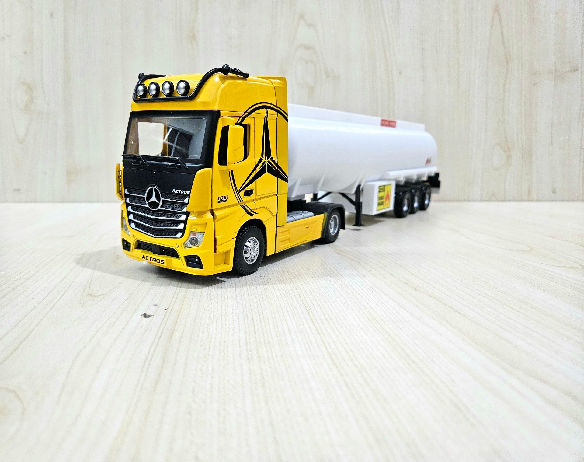 1/36 SARI MERCEDES ACTROS 1851 TANKER DORSELİ TIR MAKETİ