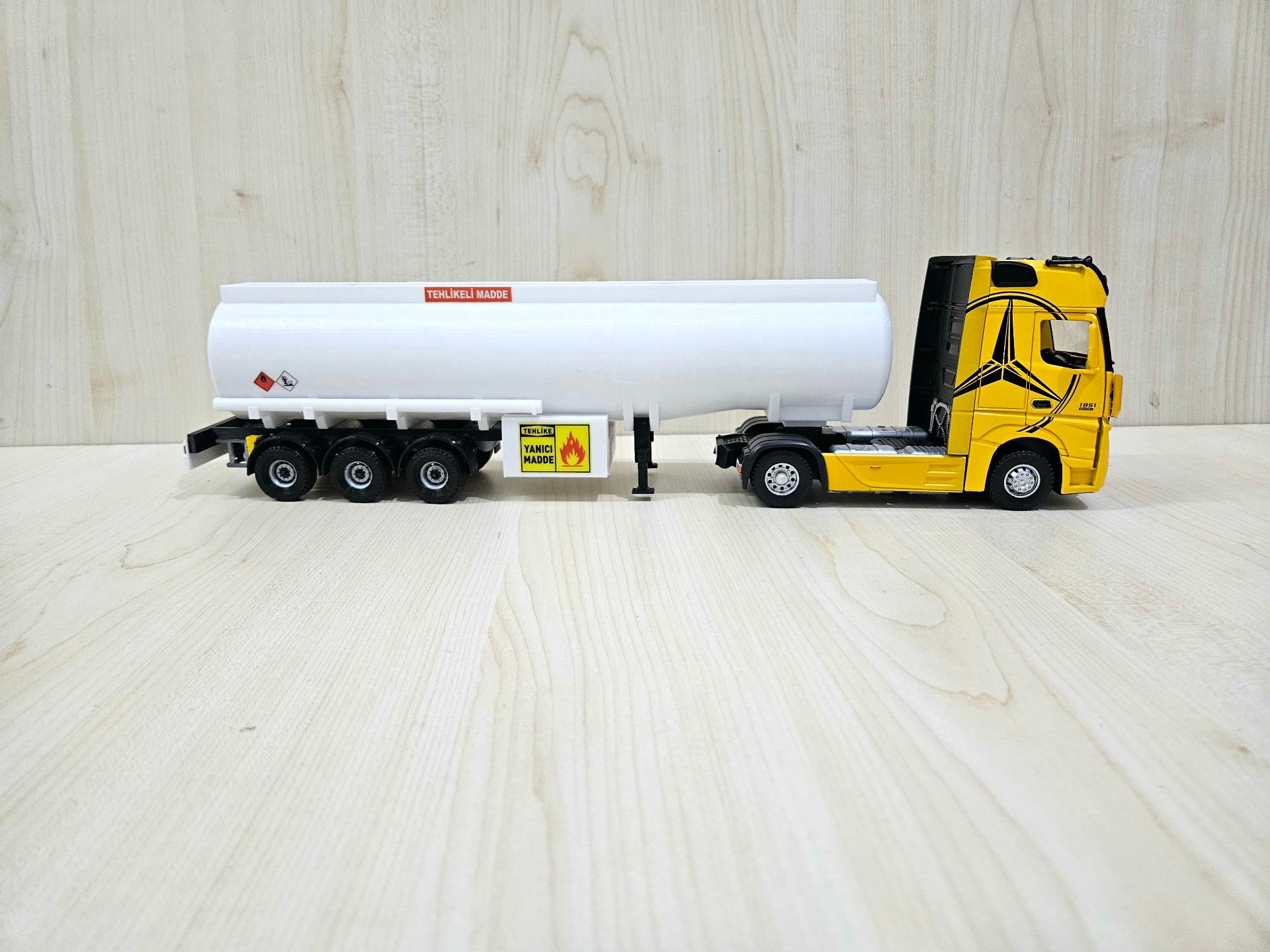 1/36 SARI MERCEDES ACTROS 1851 TANKER DORSELİ TIR MAKETİ