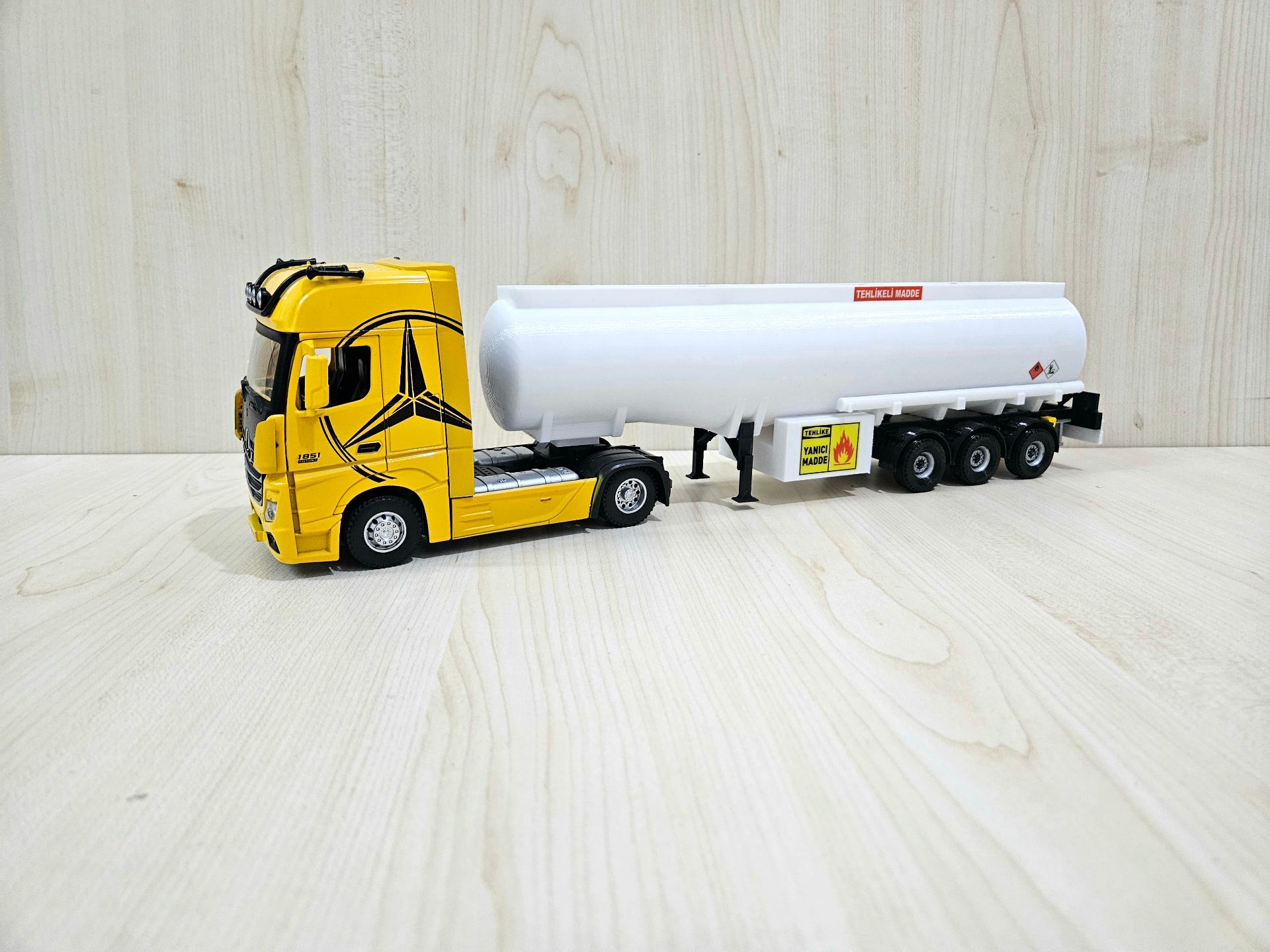 1/36 SARI MERCEDES ACTROS 1851 TANKER DORSELİ TIR MAKETİ