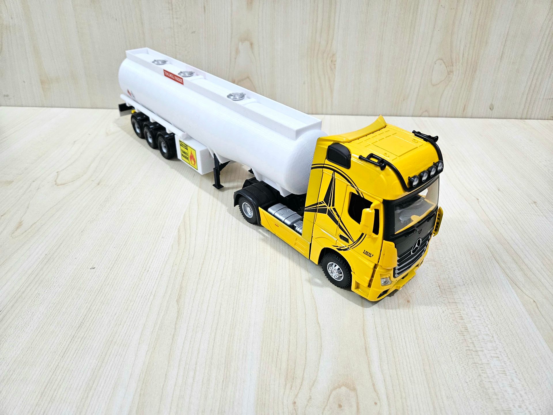 1/36 SARI MERCEDES ACTROS 1851 TANKER DORSELİ TIR MAKETİ