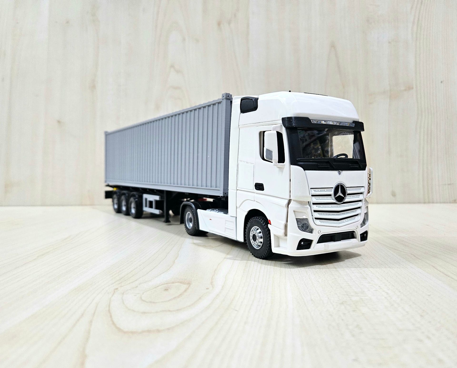 1/36 BEYAZ MERCEDES ACTROS 1851 KONTEYNER DORSELİ TIR MAKETİ