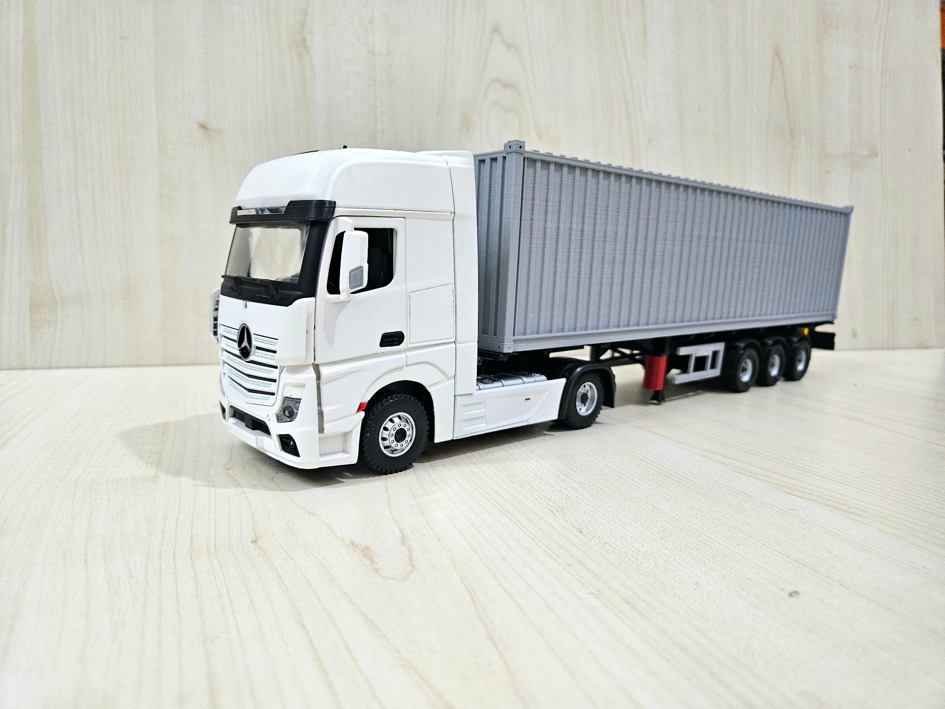 1/36 BEYAZ MERCEDES ACTROS 1851 KONTEYNER DORSELİ TIR MAKETİ