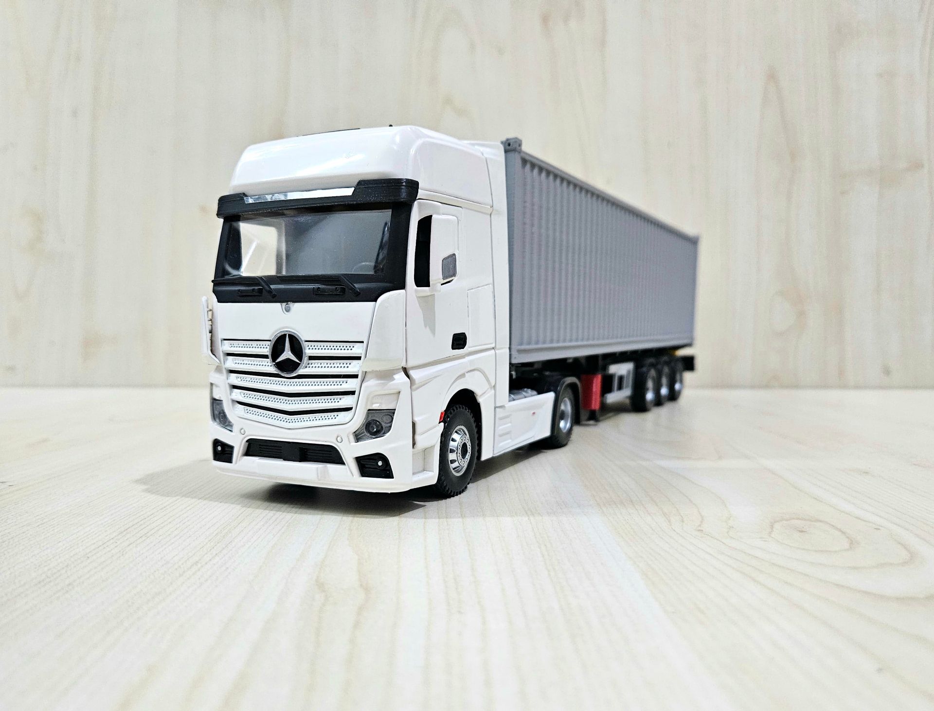 1/36 BEYAZ MERCEDES ACTROS 1851 KONTEYNER DORSELİ TIR MAKETİ