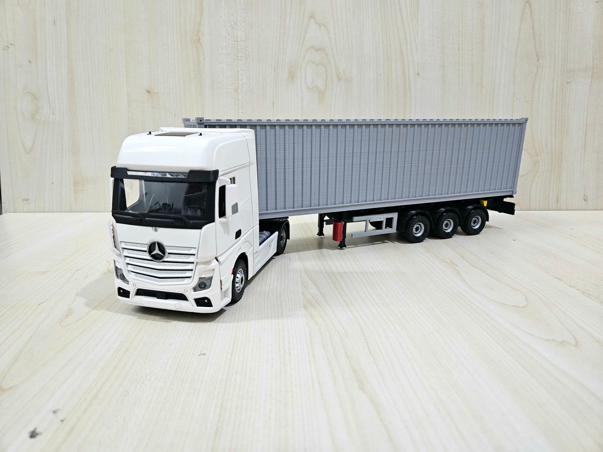 1/36 BEYAZ MERCEDES ACTROS 1851 KONTEYNER DORSELİ TIR MAKETİ