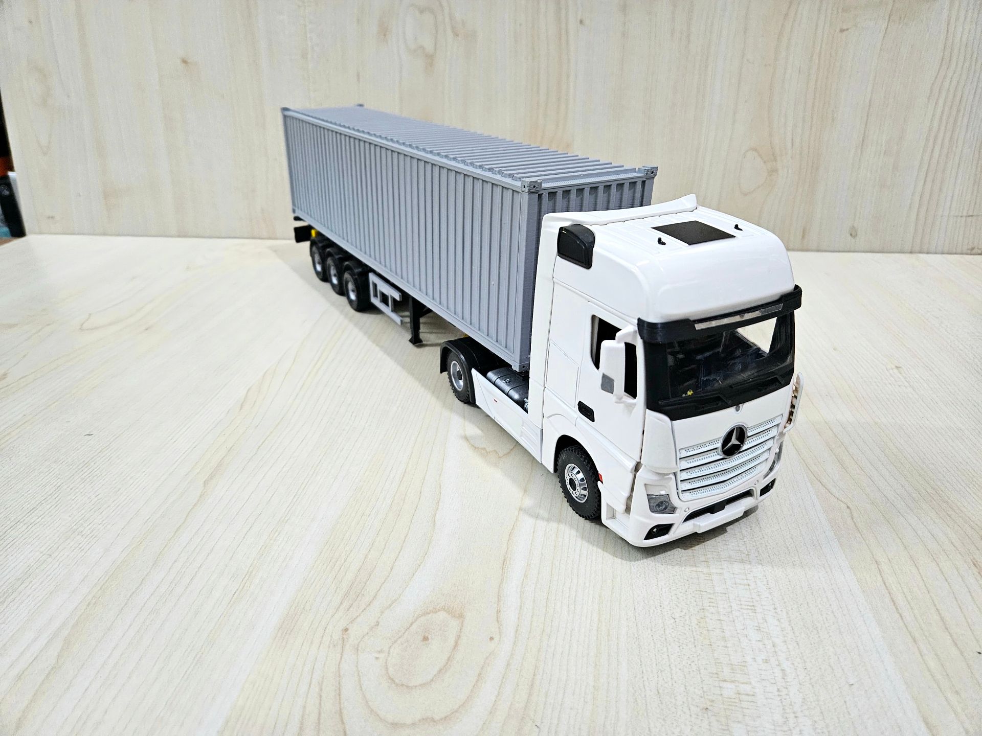 1/36 BEYAZ MERCEDES ACTROS 1851 KONTEYNER DORSELİ TIR MAKETİ