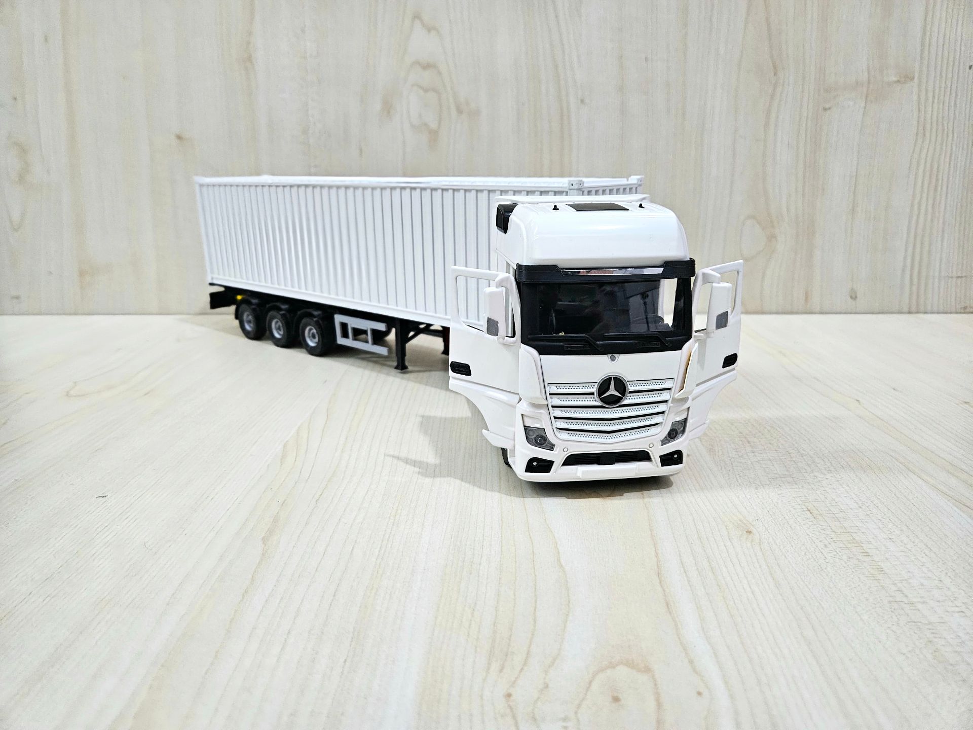 1/36 BEYAZ MERCEDES ACTROS 1851 KONTEYNER DORSELİ TIR MAKETİ