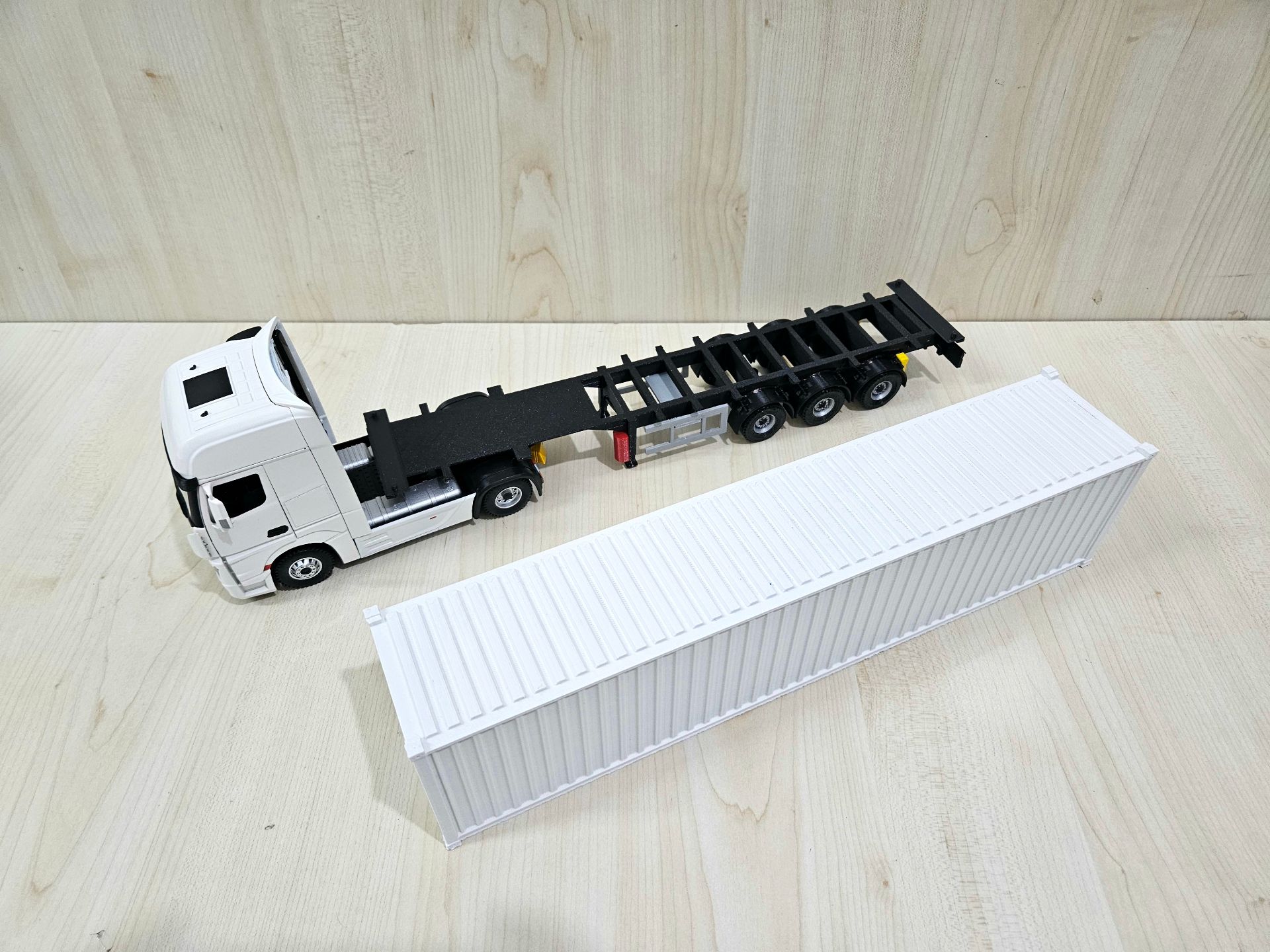 1/36 BEYAZ MERCEDES ACTROS 1851 KONTEYNER DORSELİ TIR MAKETİ