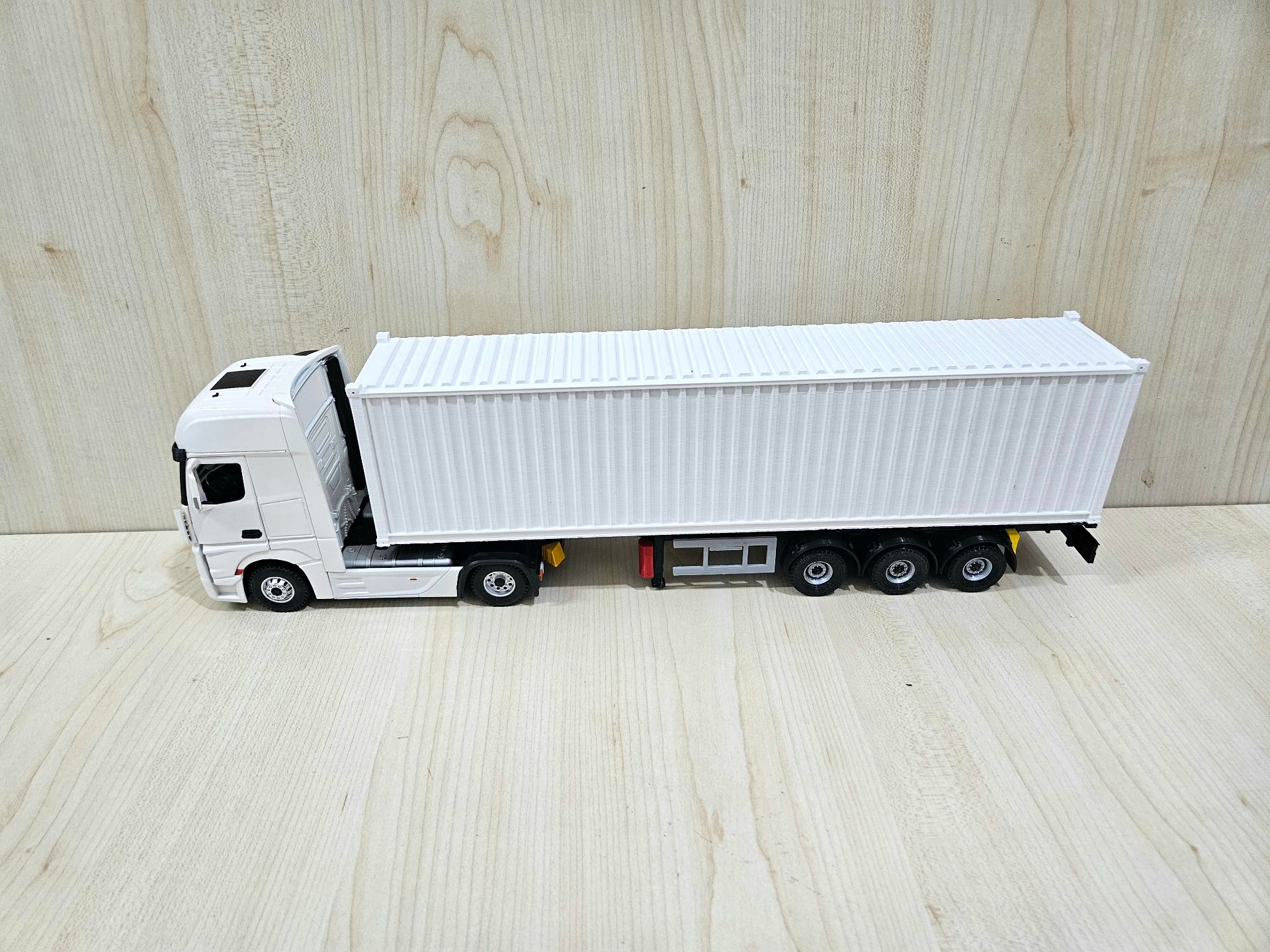 1/36 BEYAZ MERCEDES ACTROS 1851 KONTEYNER DORSELİ TIR MAKETİ