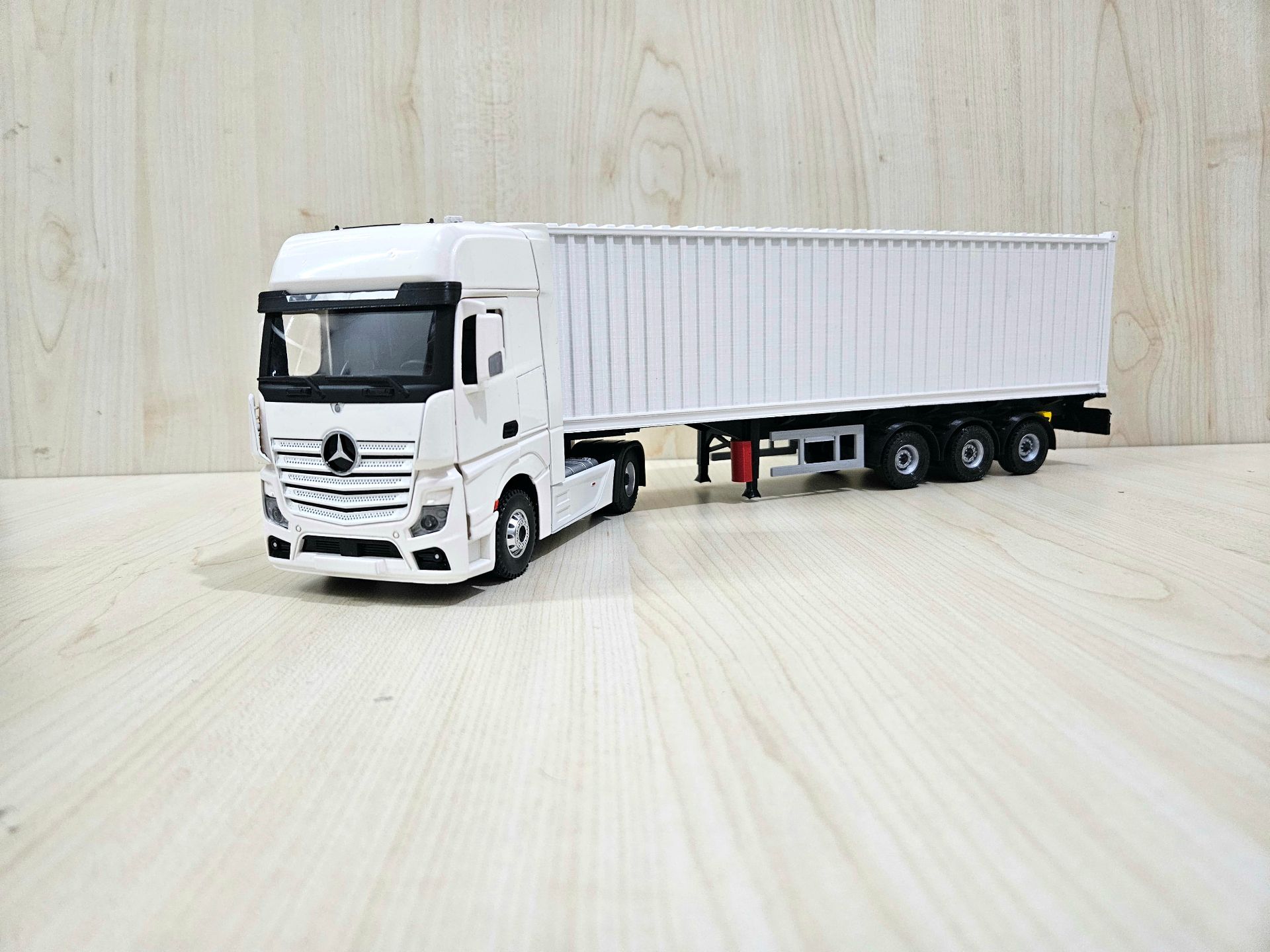1/36 BEYAZ MERCEDES ACTROS 1851 KONTEYNER DORSELİ TIR MAKETİ