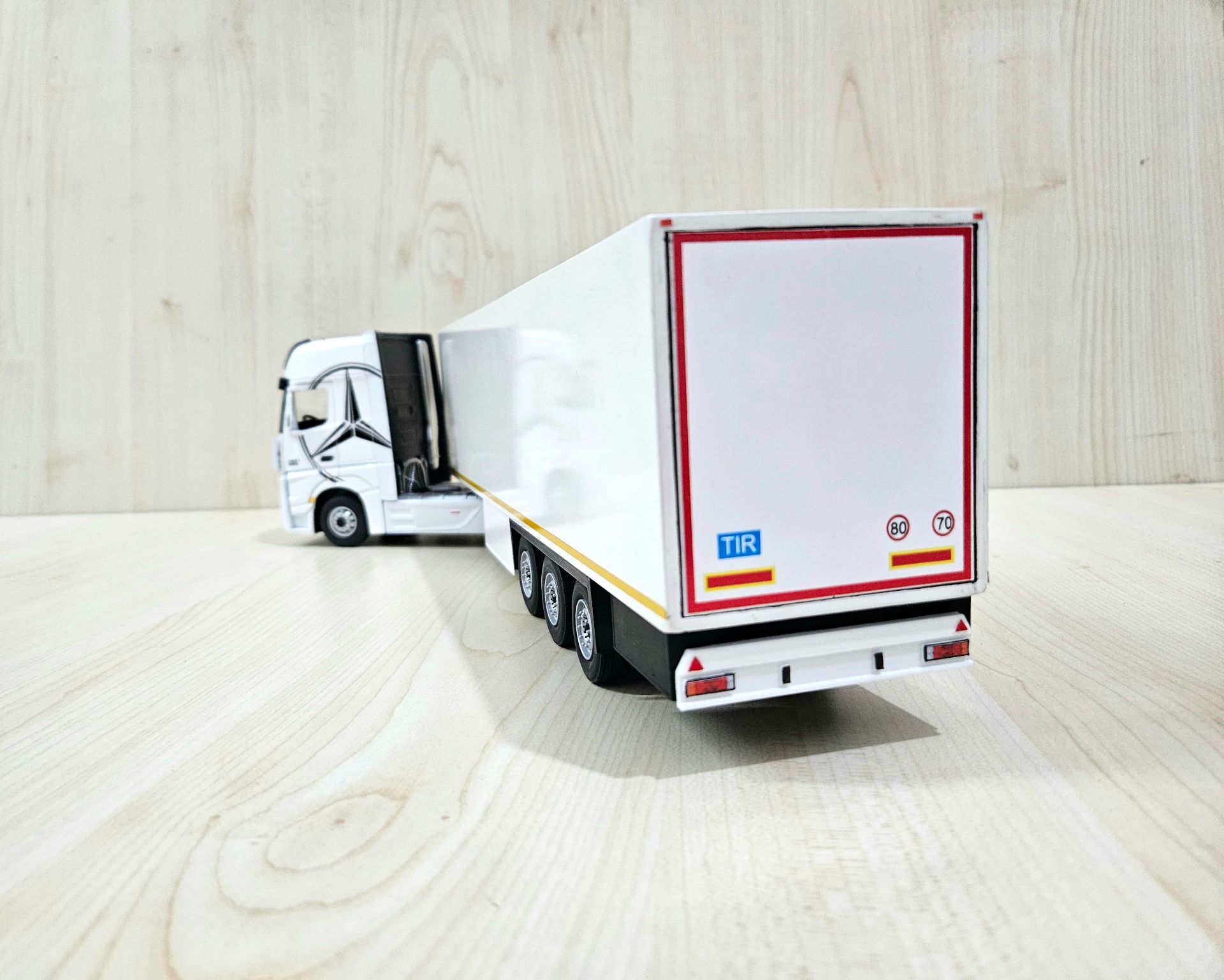 1/36 BEYAZ MERCEDES ACTROS 1851 FRIGO DORSELİ TIR MAKETİ