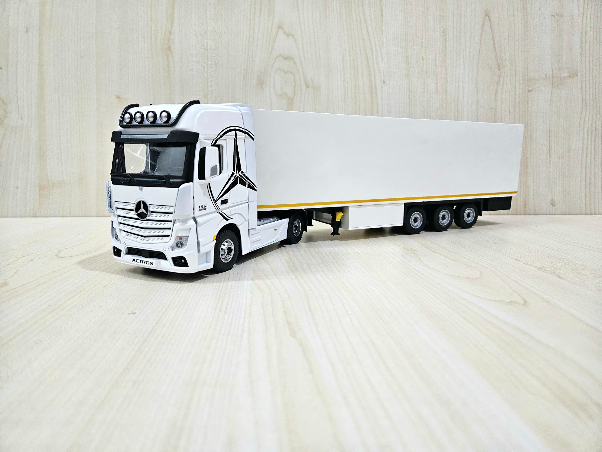 1/36 BEYAZ MERCEDES ACTROS 1851 FRIGO DORSELİ TIR MAKETİ