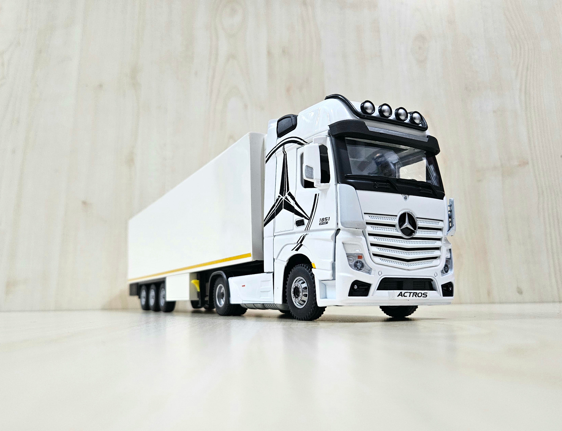 1/36 BEYAZ MERCEDES ACTROS 1851 FRIGO DORSELİ TIR MAKETİ