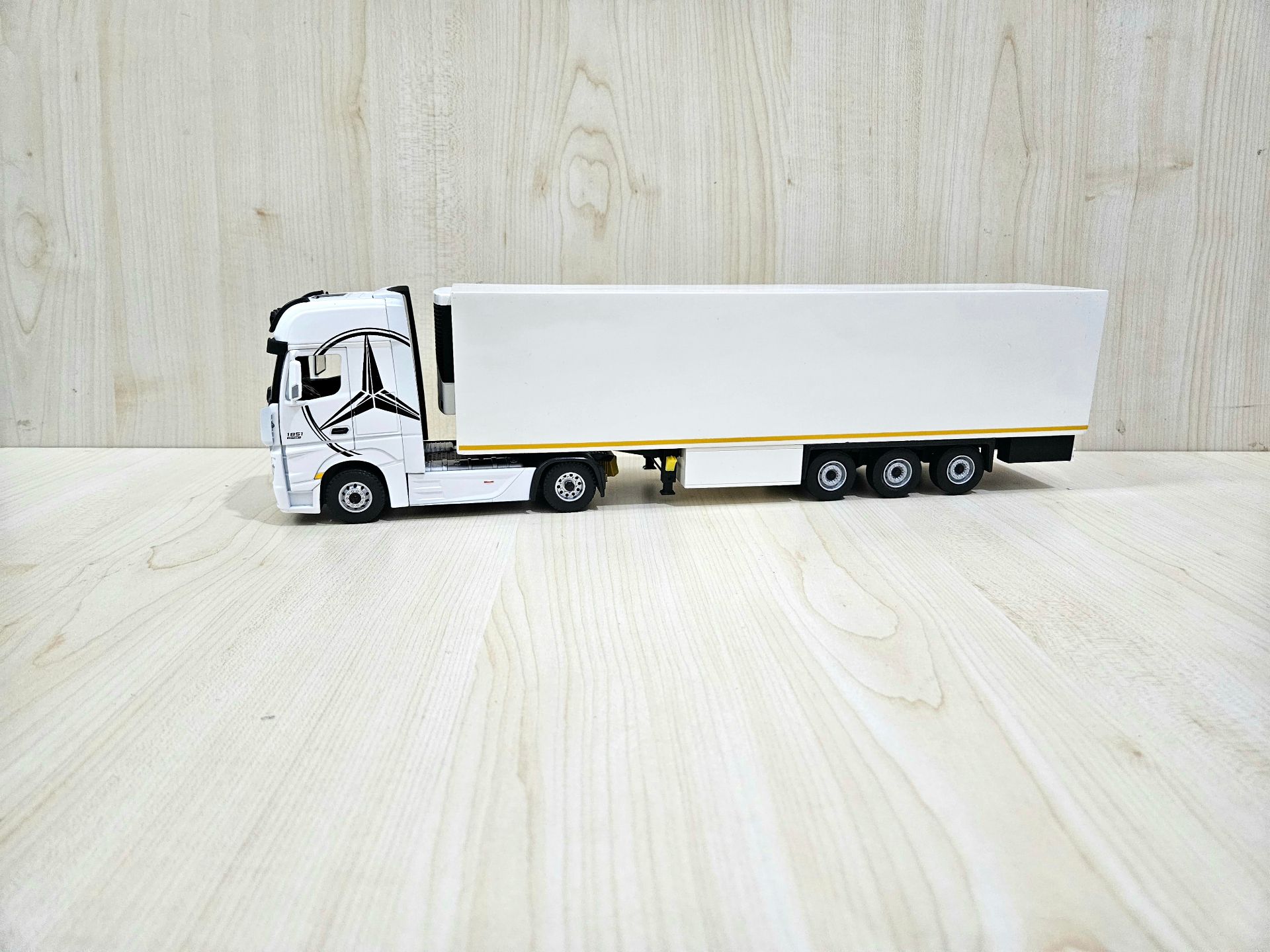 1/36 BEYAZ MERCEDES ACTROS 1851 FRIGO DORSELİ TIR MAKETİ