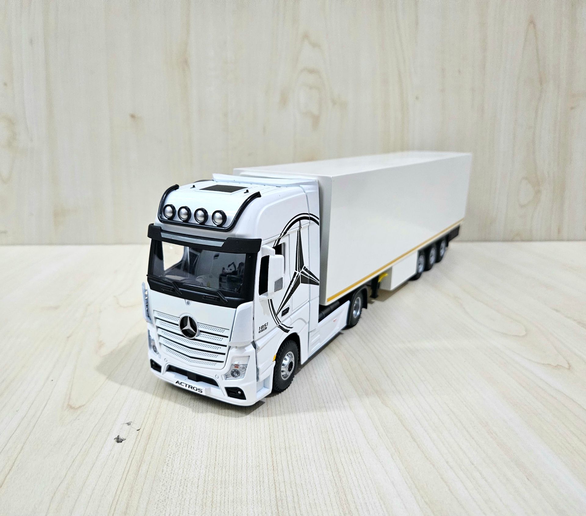 1/36 BEYAZ MERCEDES ACTROS 1851 FRIGO DORSELİ TIR MAKETİ