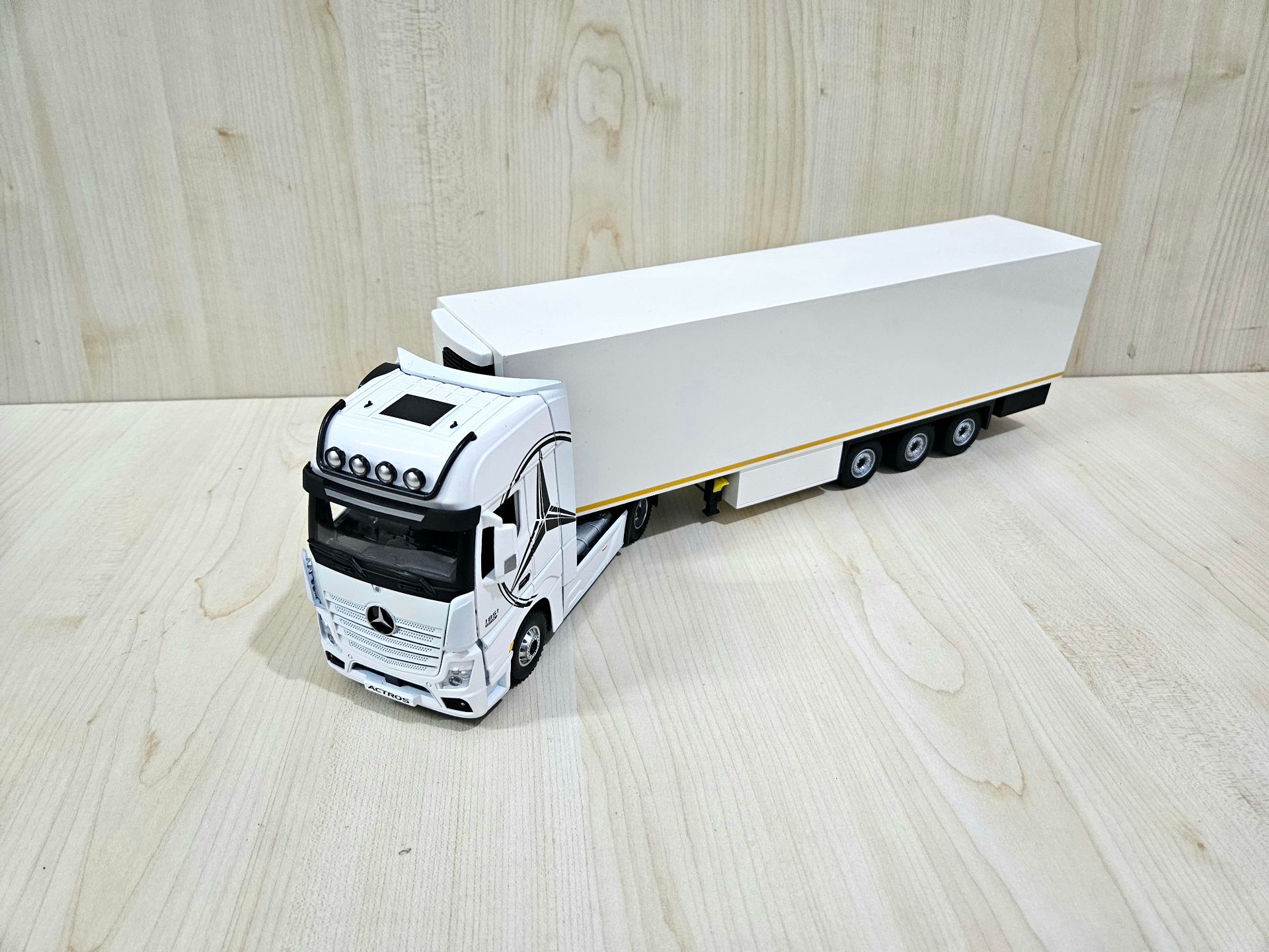1/36 BEYAZ MERCEDES ACTROS 1851 FRIGO DORSELİ TIR MAKETİ