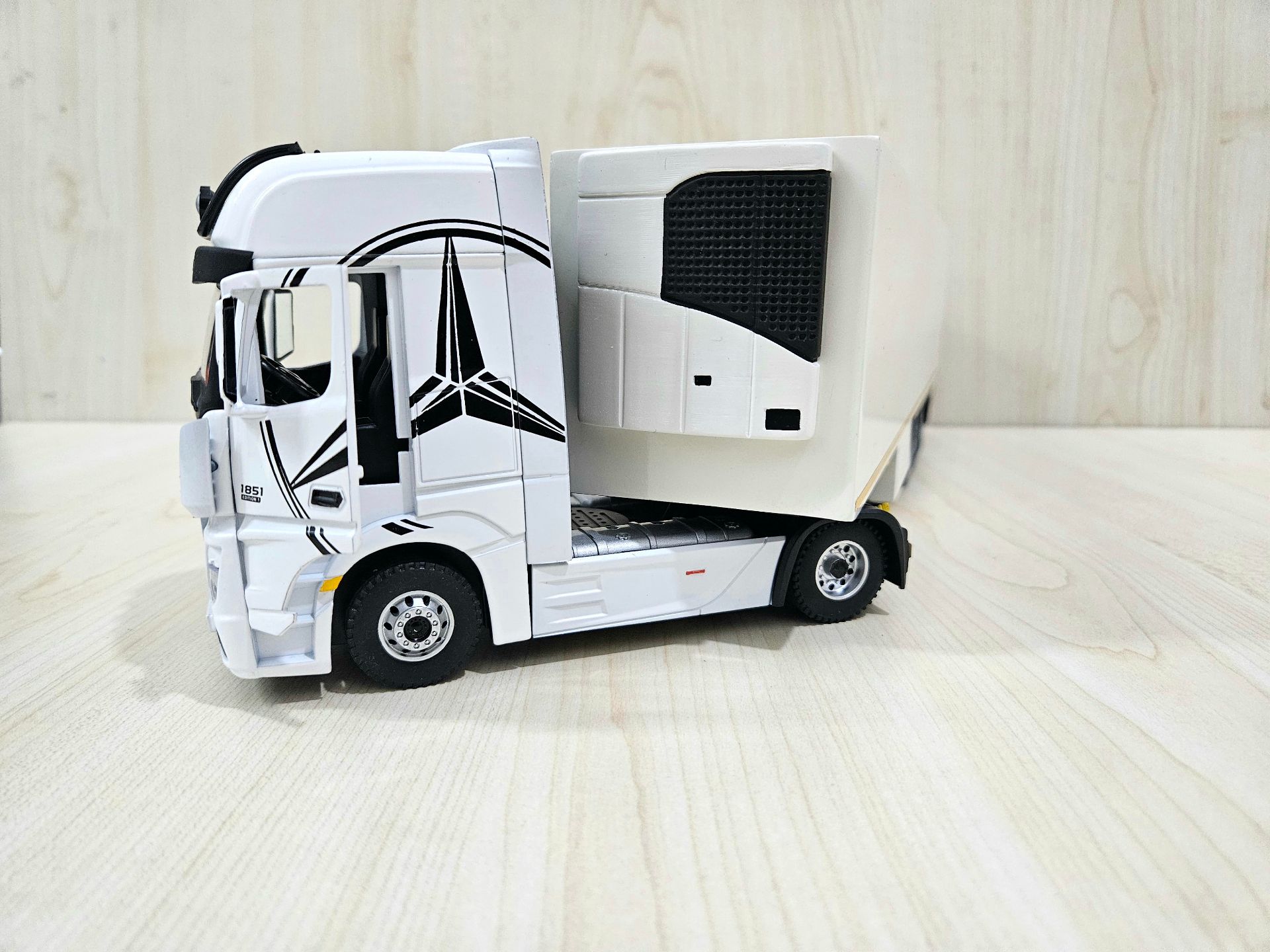 1/36 BEYAZ MERCEDES ACTROS 1851 FRIGO DORSELİ TIR MAKETİ