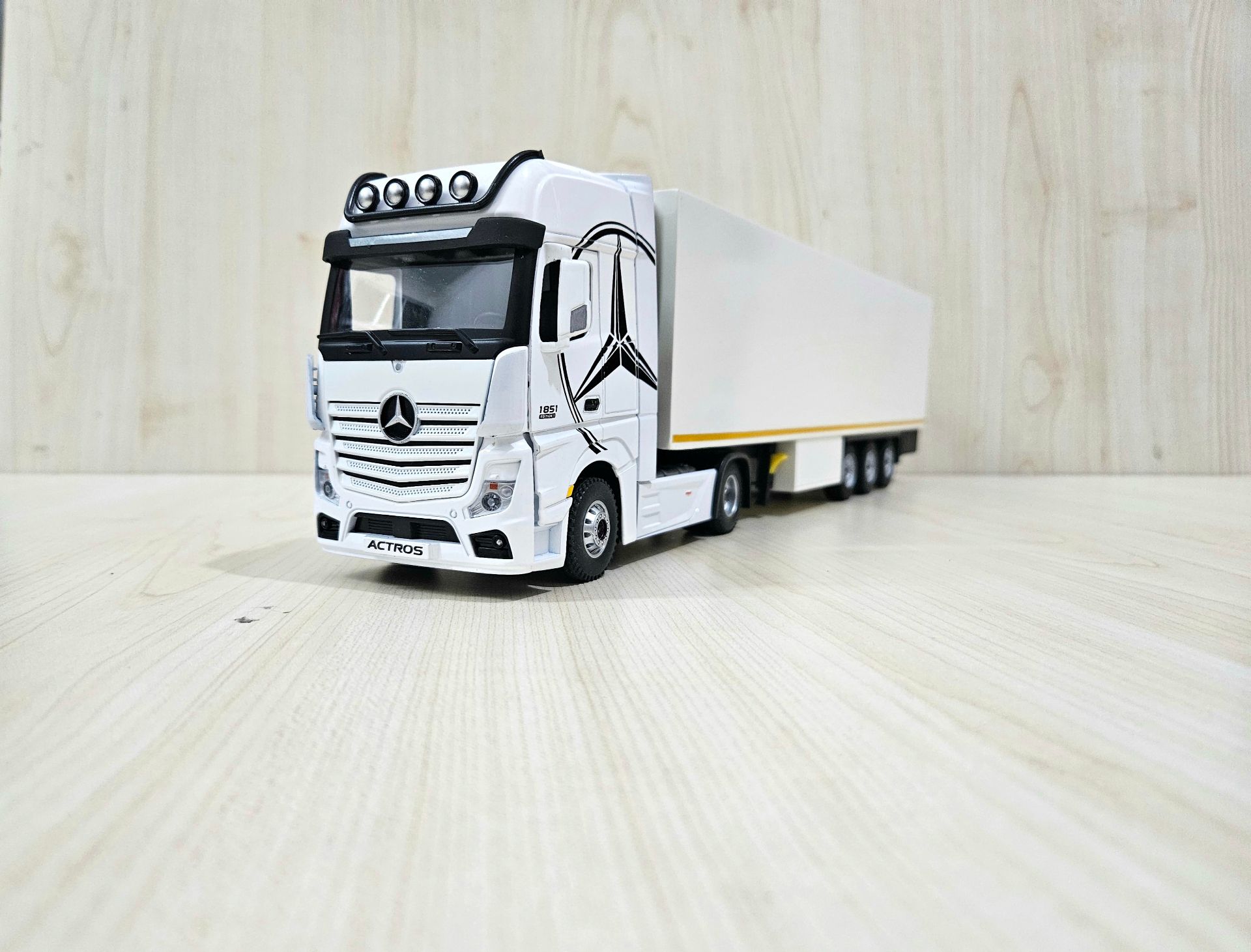 1/36 BEYAZ MERCEDES ACTROS 1851 FRIGO DORSELİ TIR MAKETİ
