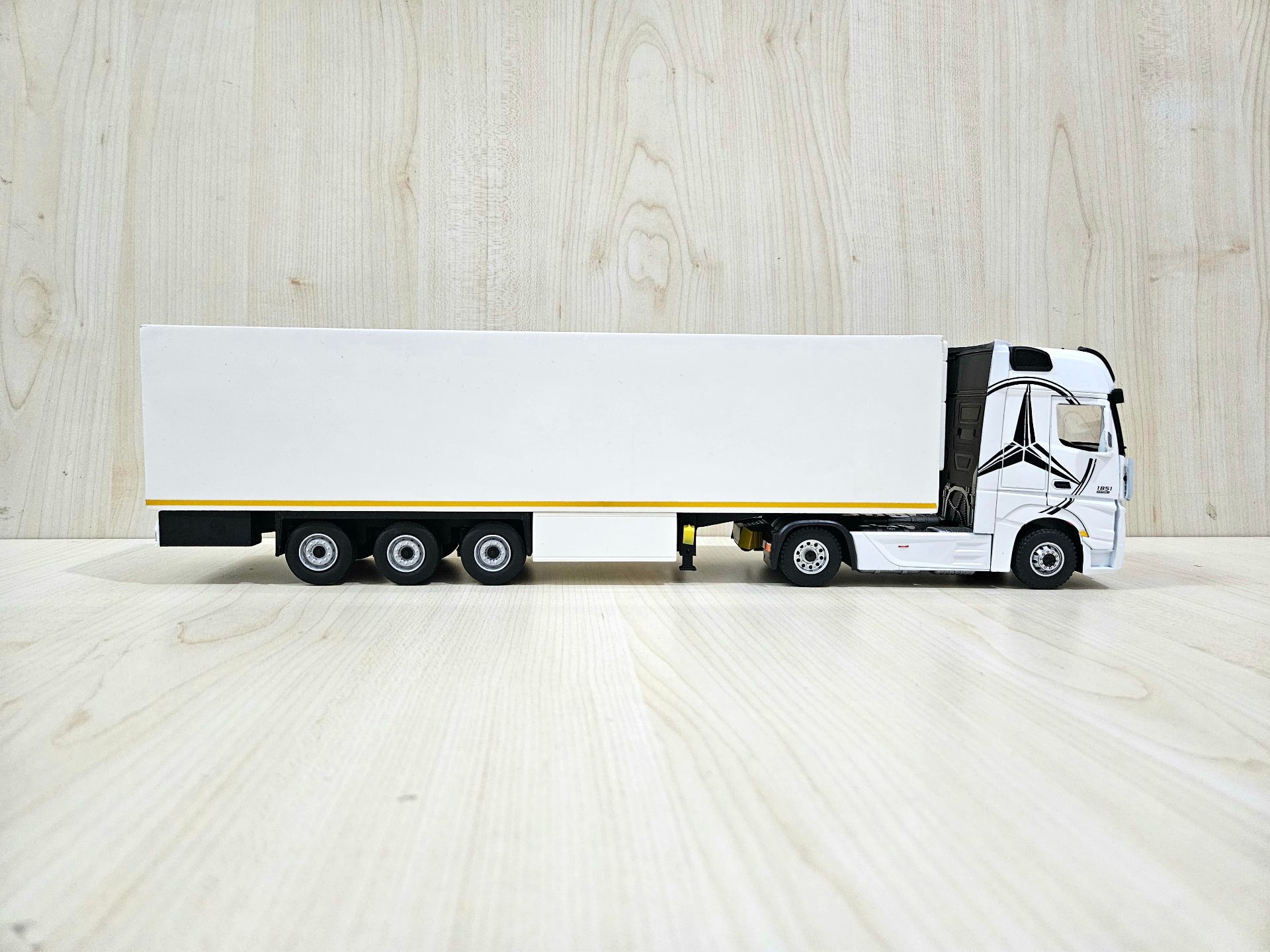 1/36 BEYAZ MERCEDES ACTROS 1851 FRIGO DORSELİ TIR MAKETİ