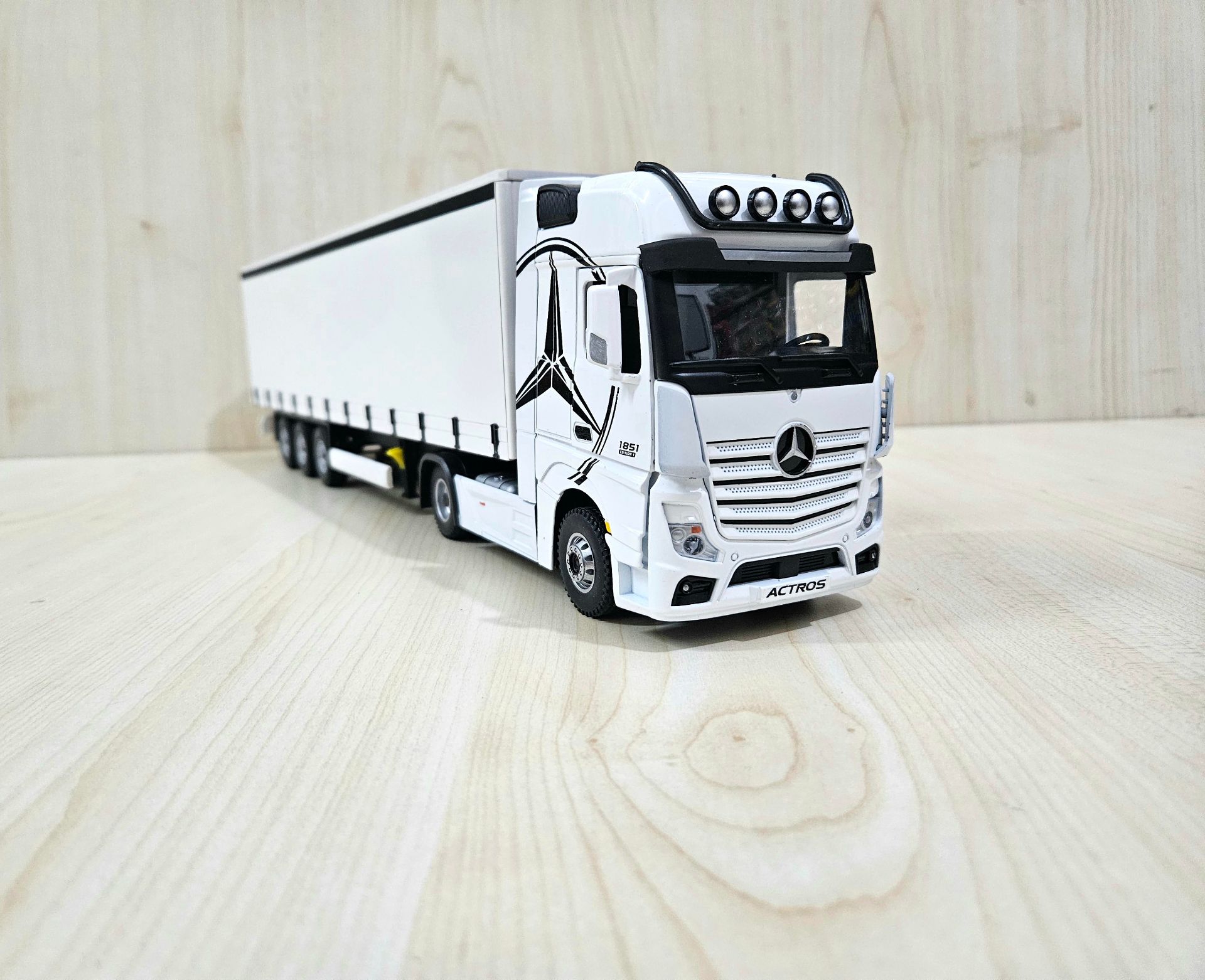 1/36 BEYAZ MERCEDES ACTROS 1851 TENTE DORSELİ TIR MAKETİ