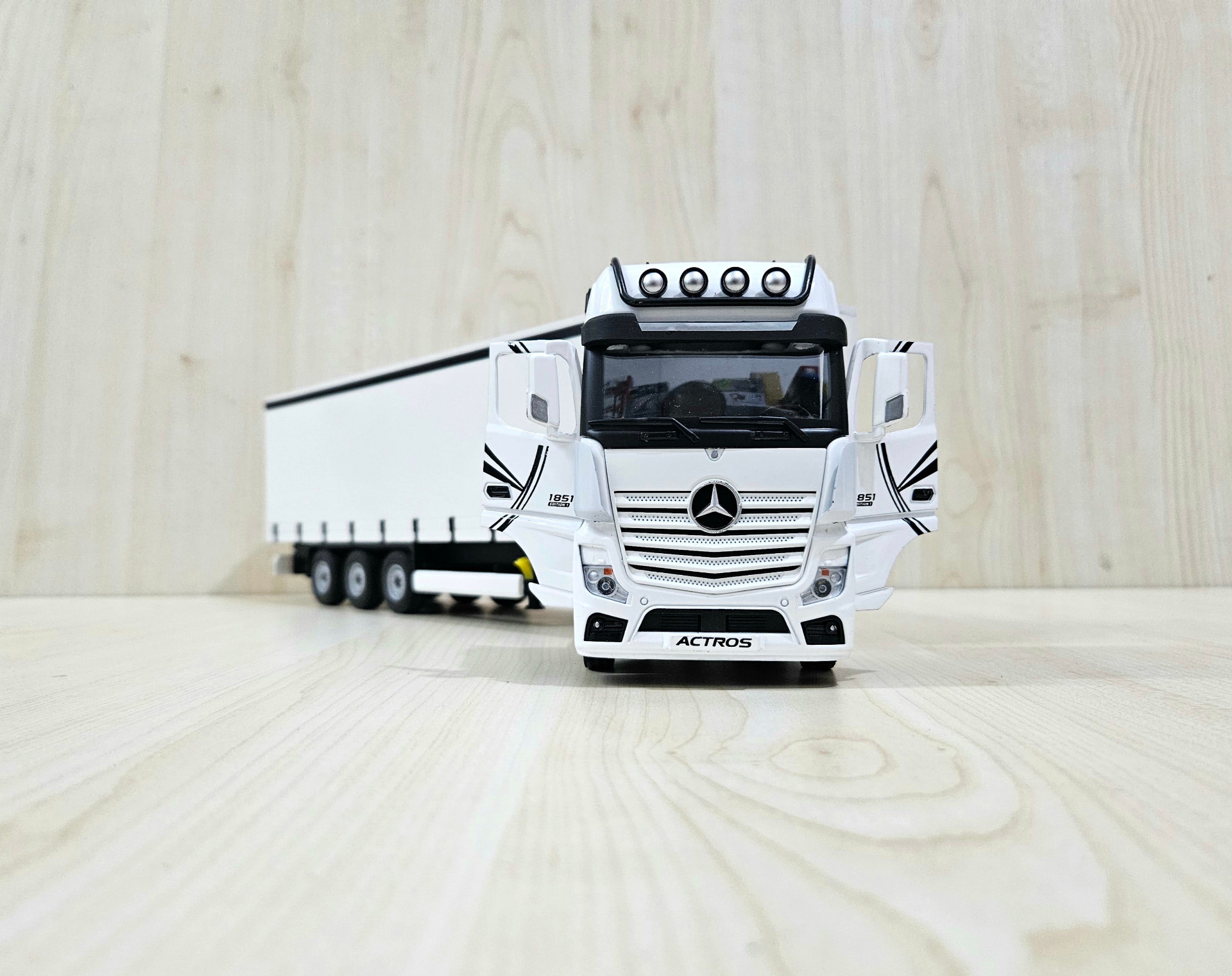 1/36 BEYAZ MERCEDES ACTROS 1851 TENTE DORSELİ TIR MAKETİ